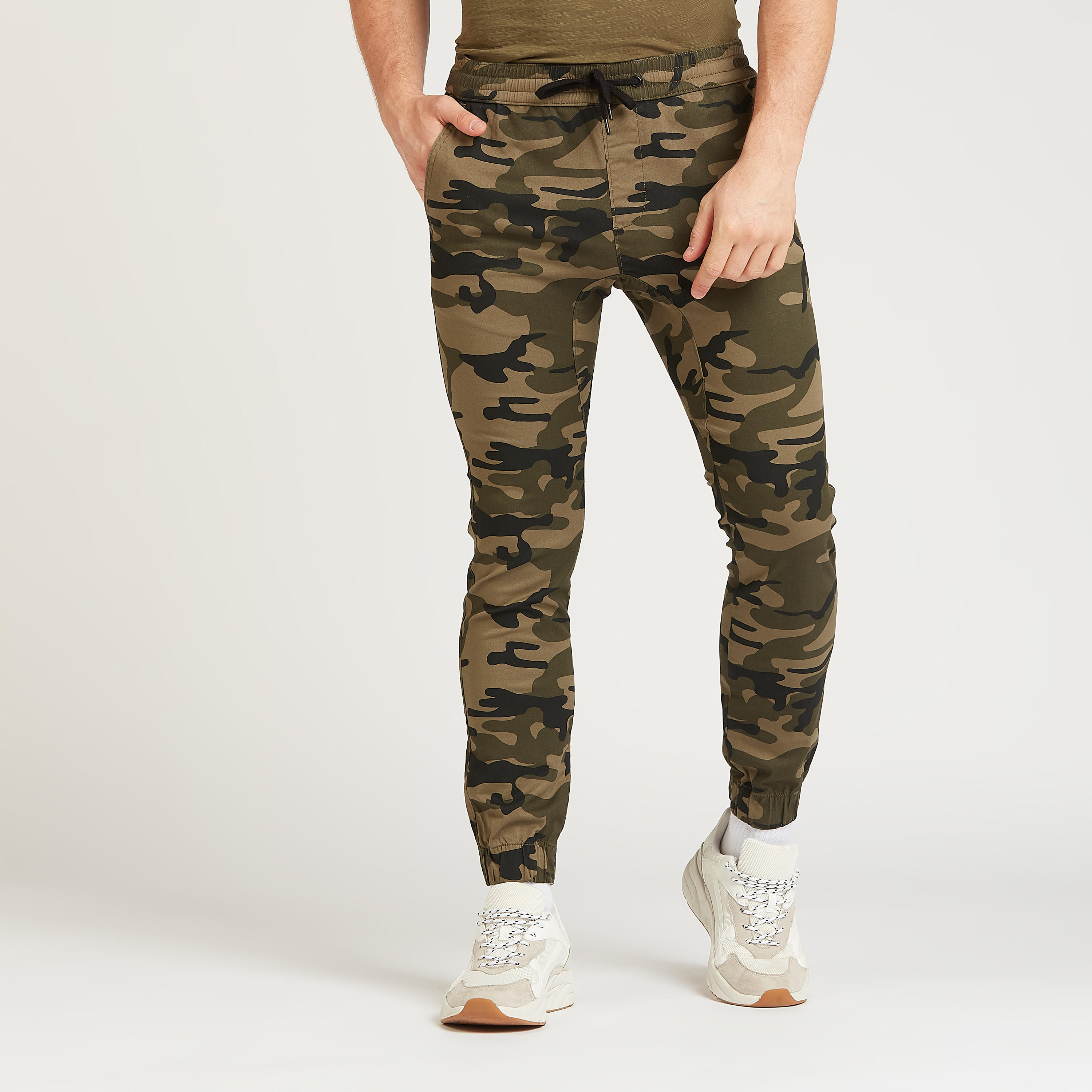 بنطلون رياضي بطبعات مموهة وتفاصيل جيوب من لي كوبر-men-clothing-bottoms-joggers-image-1