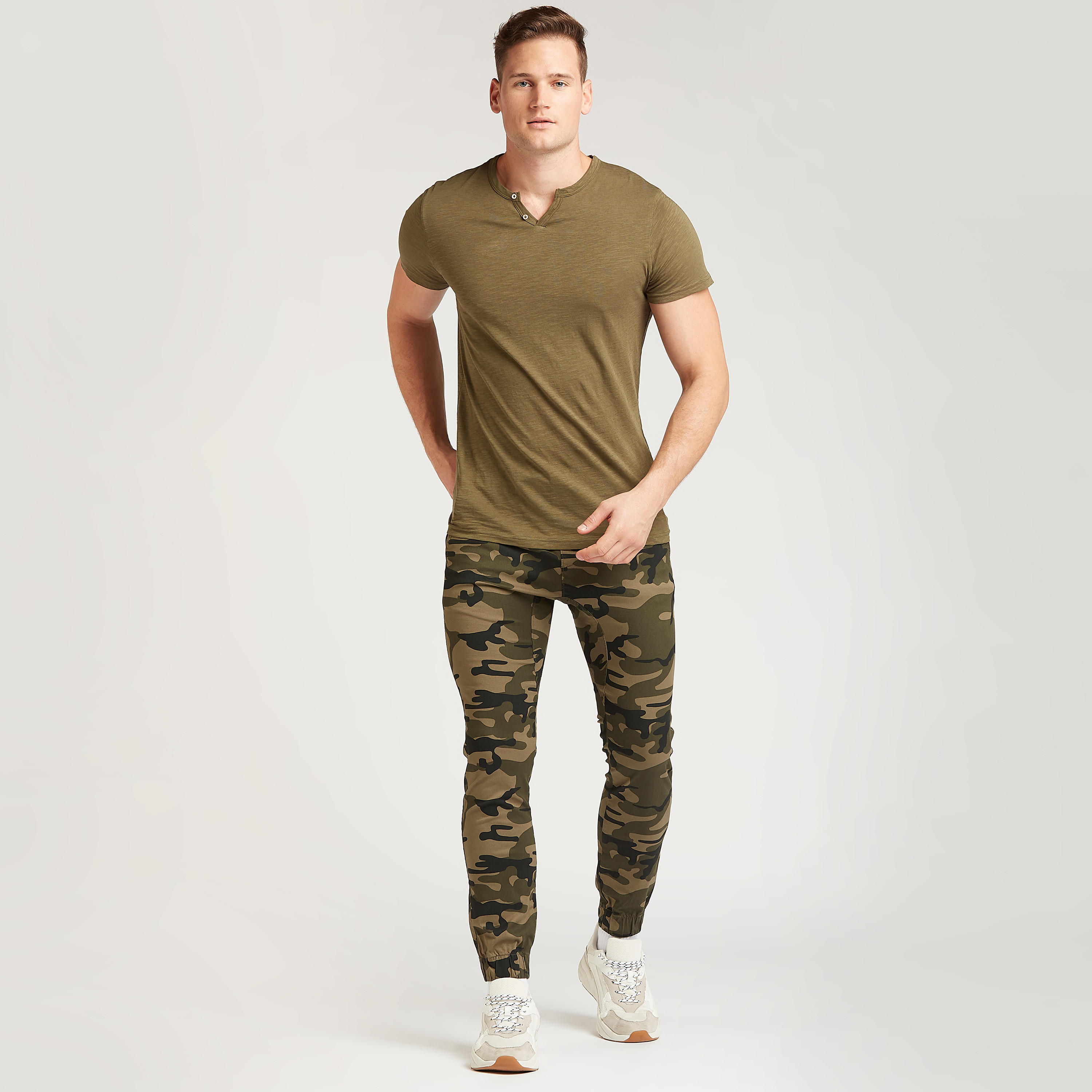 بنطلون رياضي بطبعات مموهة وتفاصيل جيوب من لي كوبر-men-clothing-bottoms-joggers-image-2