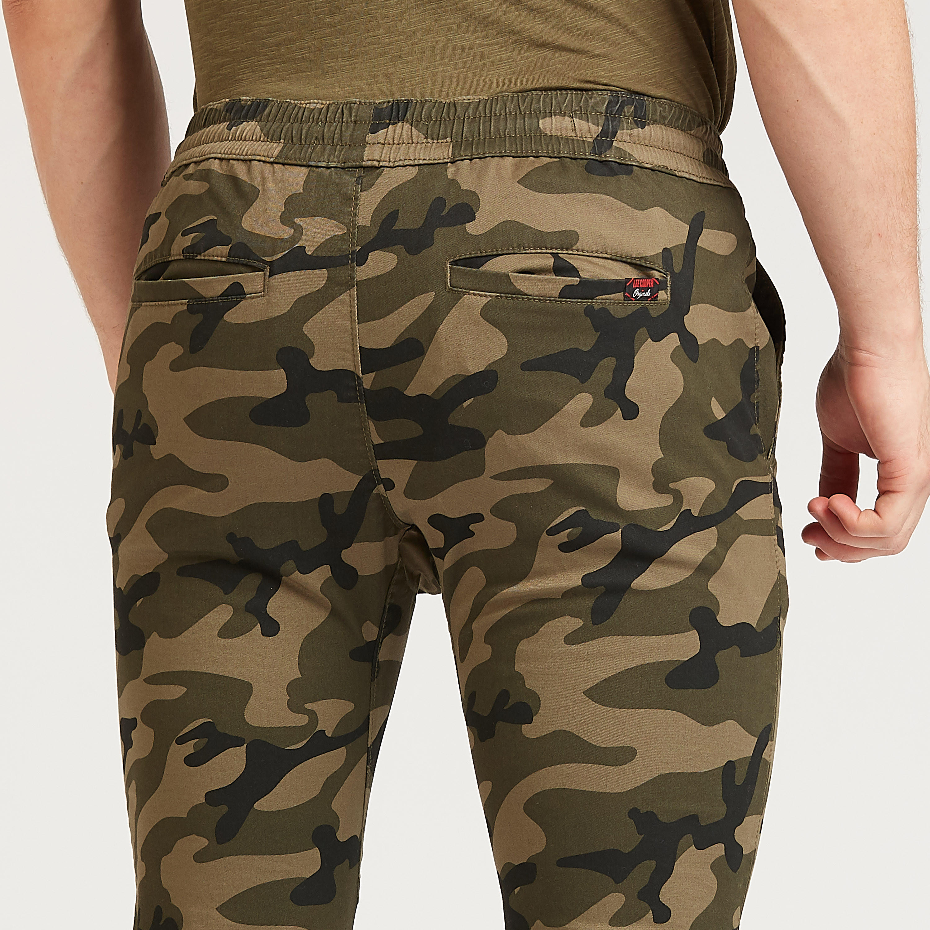 بنطلون رياضي بطبعات مموهة وتفاصيل جيوب من لي كوبر-men-clothing-bottoms-joggers-image-3