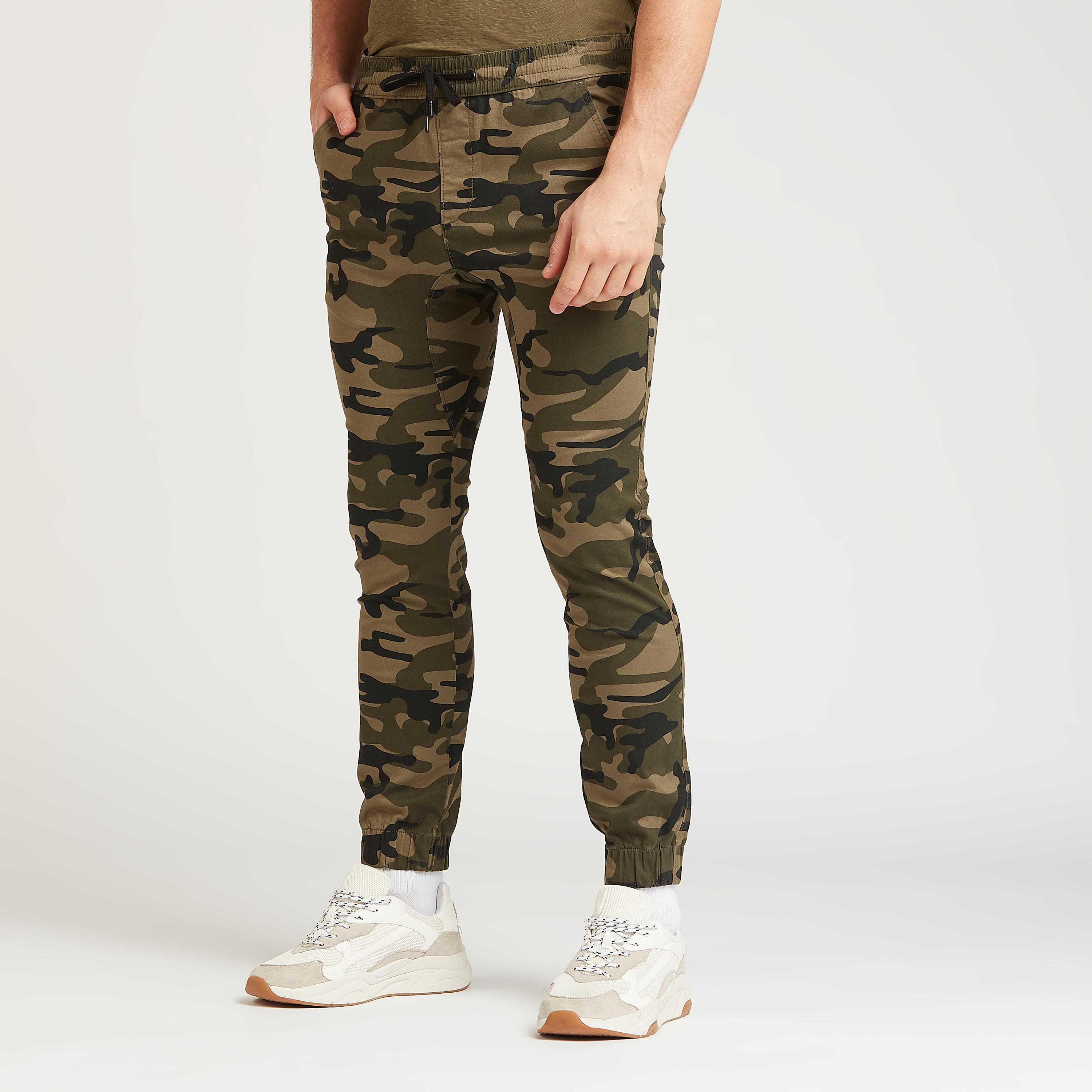 بنطلون رياضي بطبعات مموهة وتفاصيل جيوب من لي كوبر-men-clothing-bottoms-joggers-image-4