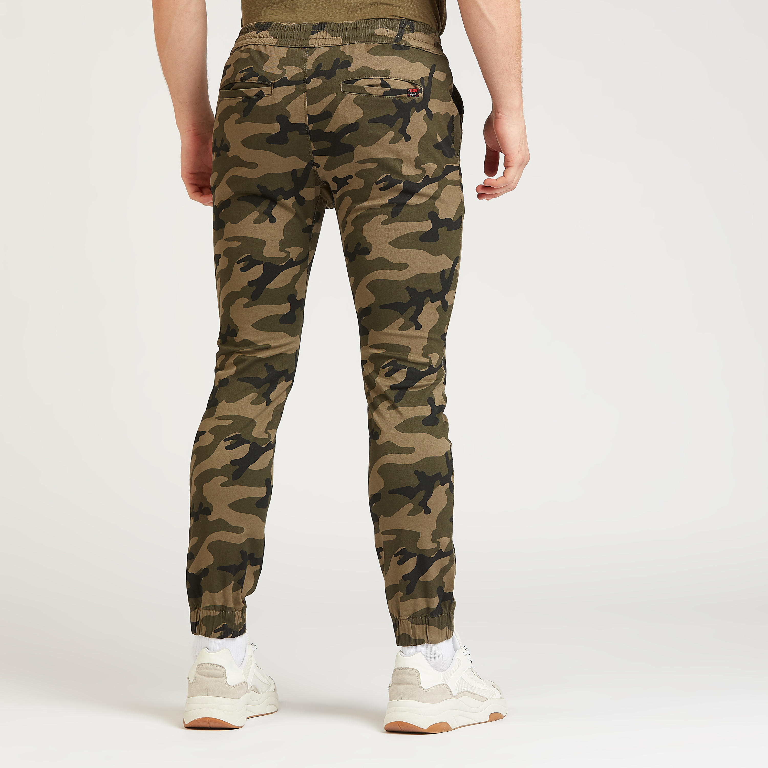 بنطلون رياضي بطبعات مموهة وتفاصيل جيوب من لي كوبر-men-clothing-bottoms-joggers-image-5