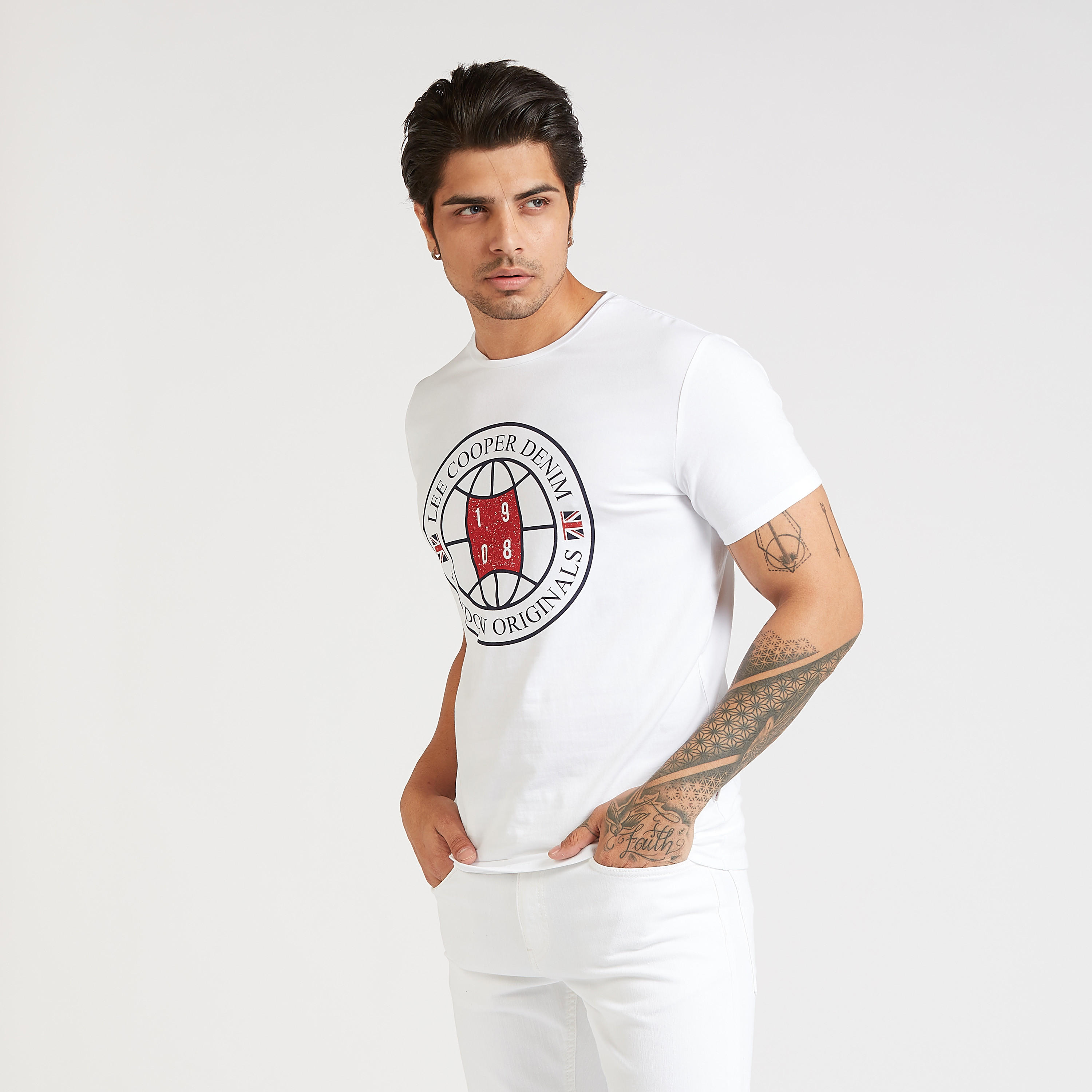 تيشيرت بياقة ضيقة وأكمام قصيرة وطبعات تيبوغرافيك من لي كوبر-men-clothing-tshirtsandpolos-tshirts-image-1