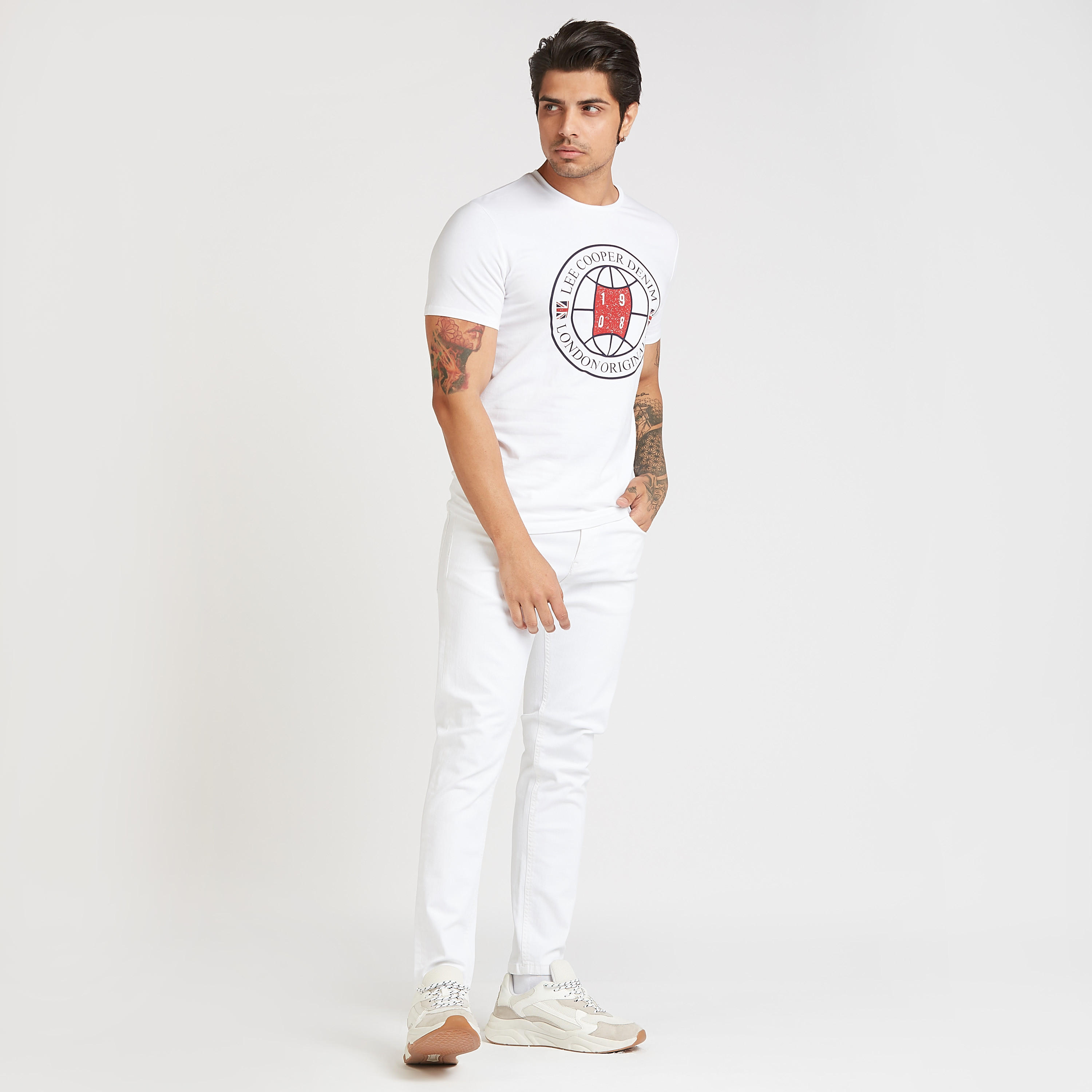 تيشيرت بياقة ضيقة وأكمام قصيرة وطبعات تيبوغرافيك من لي كوبر-men-clothing-tshirtsandpolos-tshirts-image-2