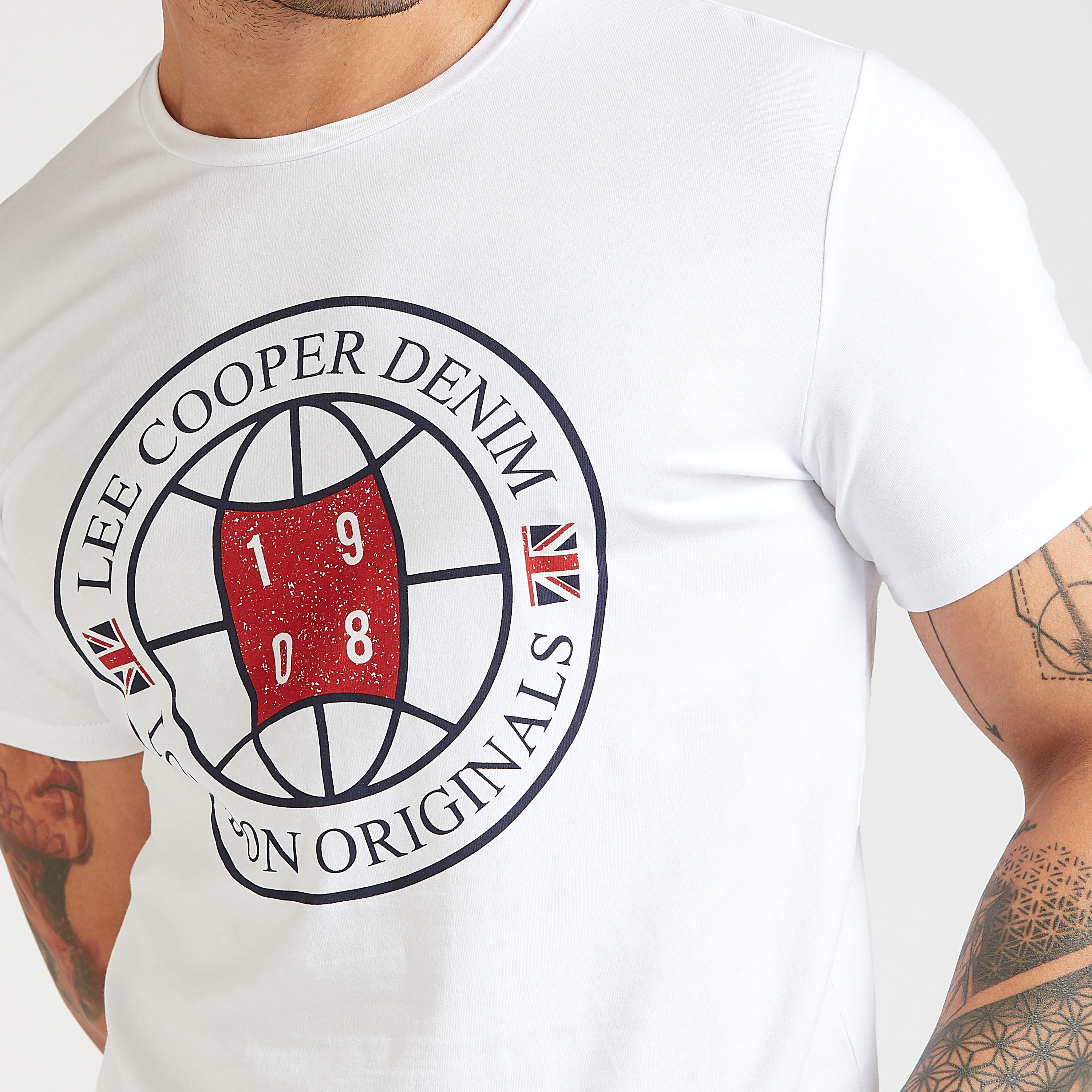 تيشيرت بياقة ضيقة وأكمام قصيرة وطبعات تيبوغرافيك من لي كوبر-men-clothing-tshirtsandpolos-tshirts-image-3