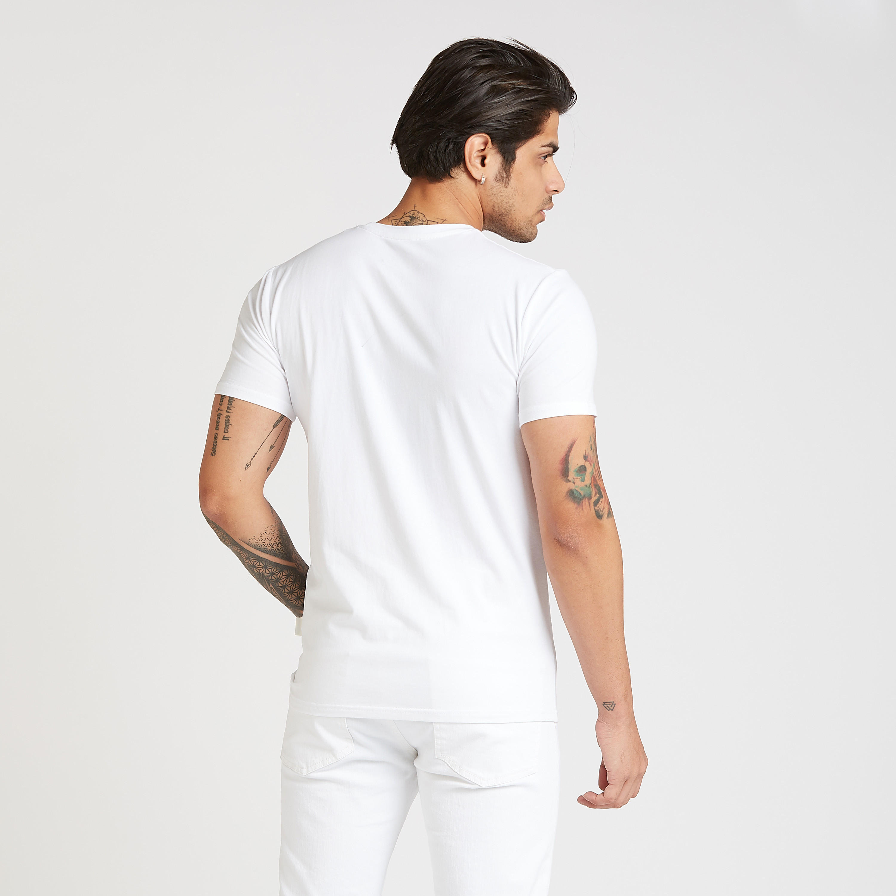 تيشيرت بياقة ضيقة وأكمام قصيرة وطبعات تيبوغرافيك من لي كوبر-men-clothing-tshirtsandpolos-tshirts-image-4