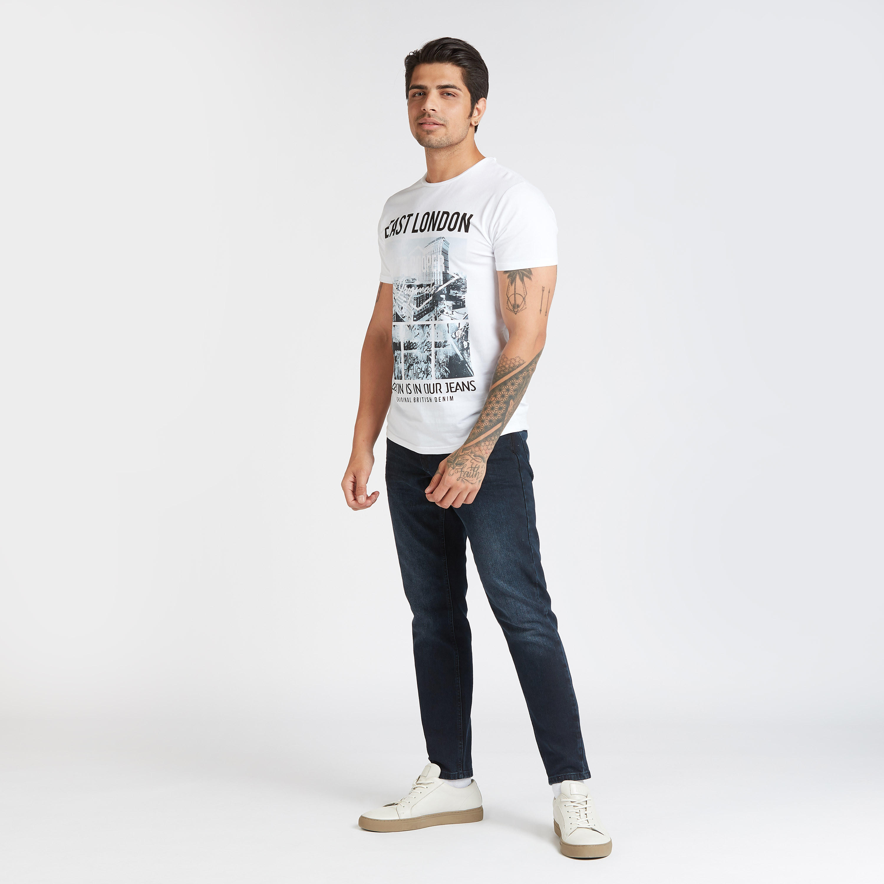 تيشيرت بياقة ضيّقة وأكمام قصيرة وطبعات من لي كوبر-men-clothing-tshirtsandpolos-tshirts-image-2