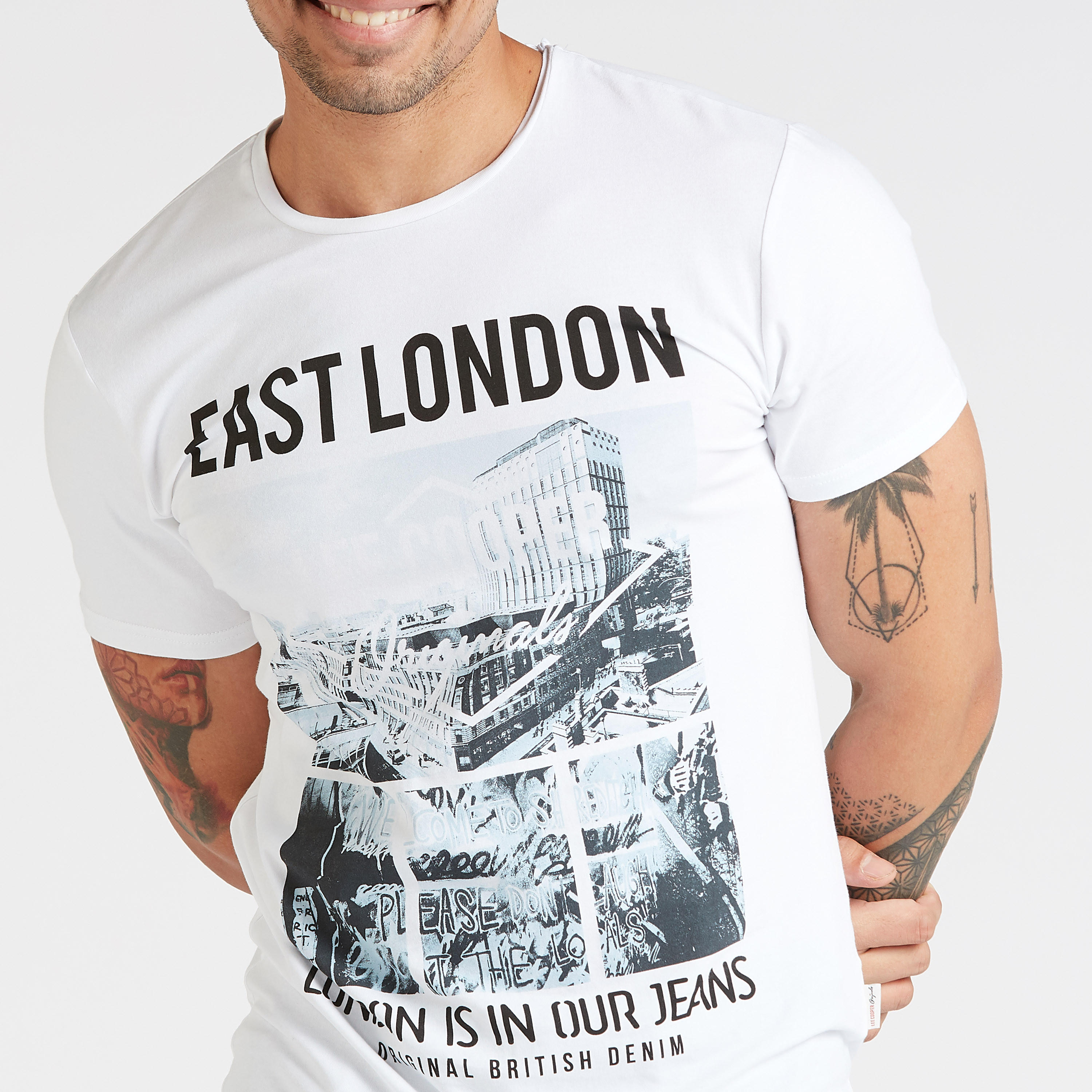 تيشيرت بياقة ضيّقة وأكمام قصيرة وطبعات من لي كوبر-men-clothing-tshirtsandpolos-tshirts-image-3
