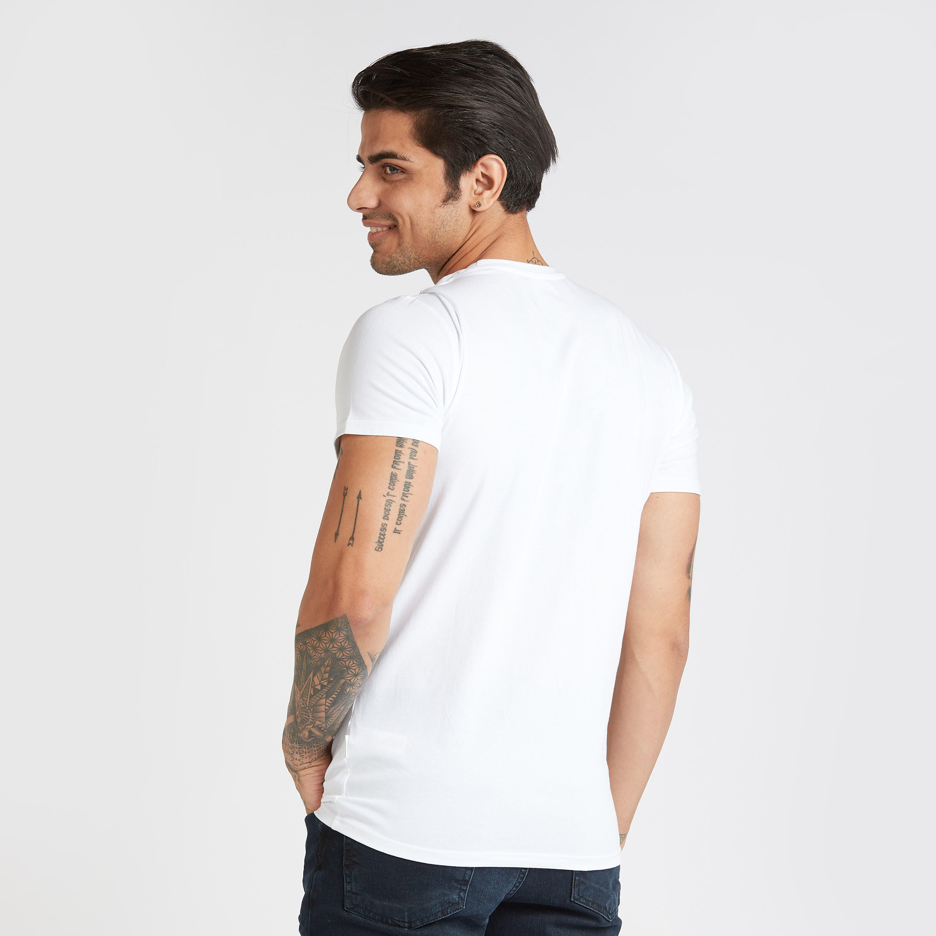 تيشيرت بياقة ضيّقة وأكمام قصيرة وطبعات من لي كوبر-men-clothing-tshirtsandpolos-tshirts-image-4