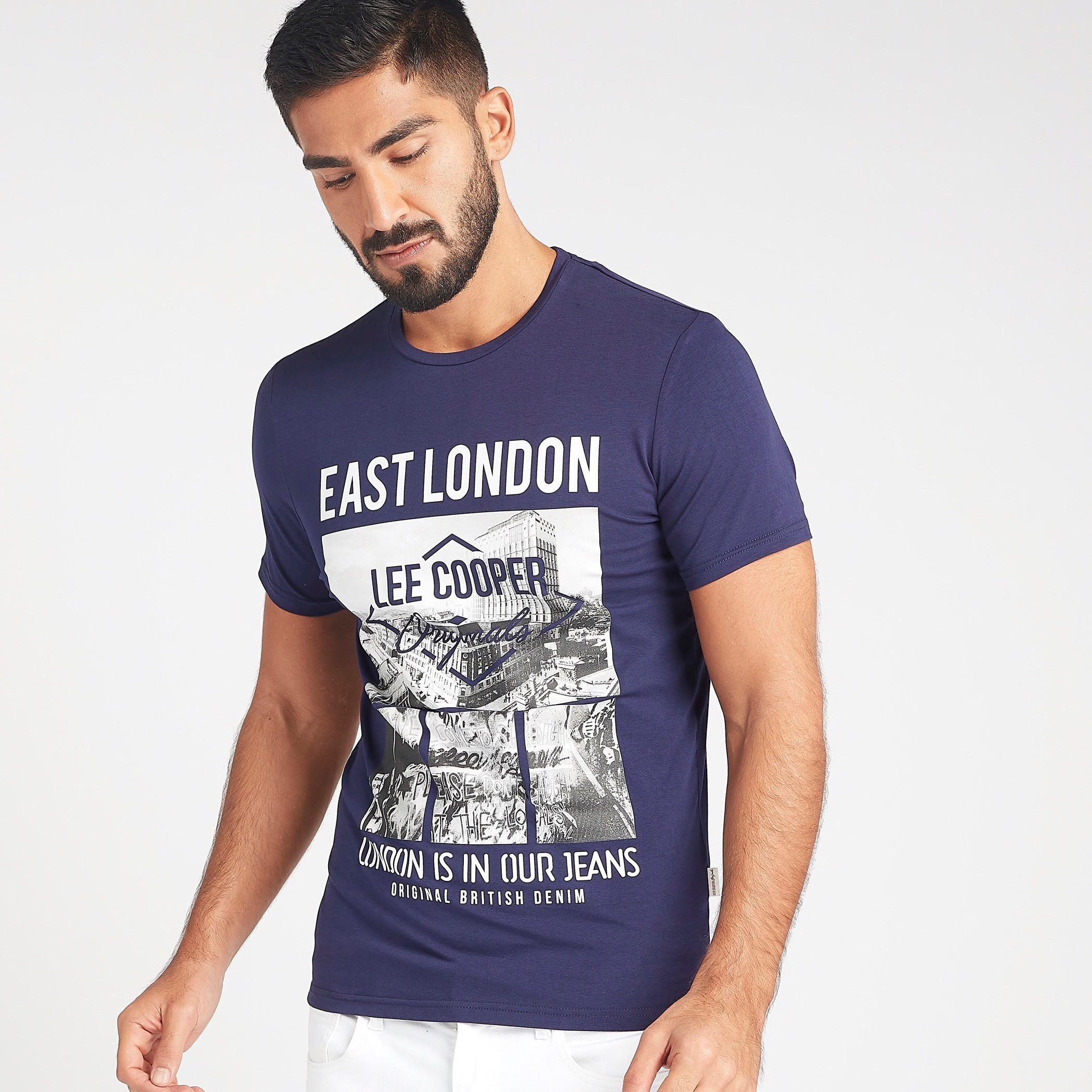 تيشيرت بطبعات تايبوجرافيك وياقة مستديرة وأكمام طويلة من لي كوبر-men-clothing-tshirtsandpolos-tshirts-image-1