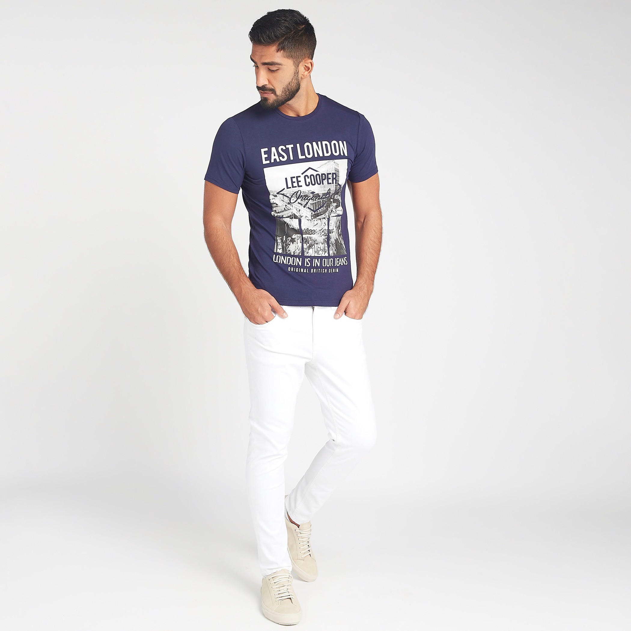 تيشيرت بطبعات تايبوجرافيك وياقة مستديرة وأكمام طويلة من لي كوبر-men-clothing-tshirtsandpolos-tshirts-image-2