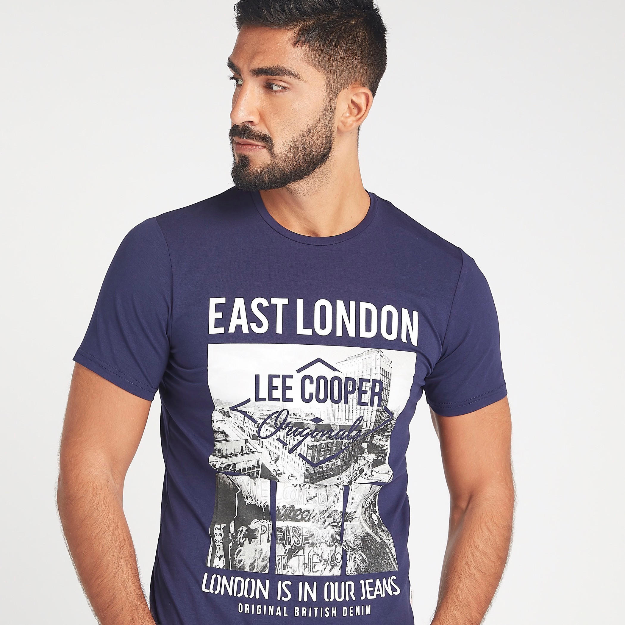 تيشيرت بطبعات تايبوجرافيك وياقة مستديرة وأكمام طويلة من لي كوبر-men-clothing-tshirtsandpolos-tshirts-image-3