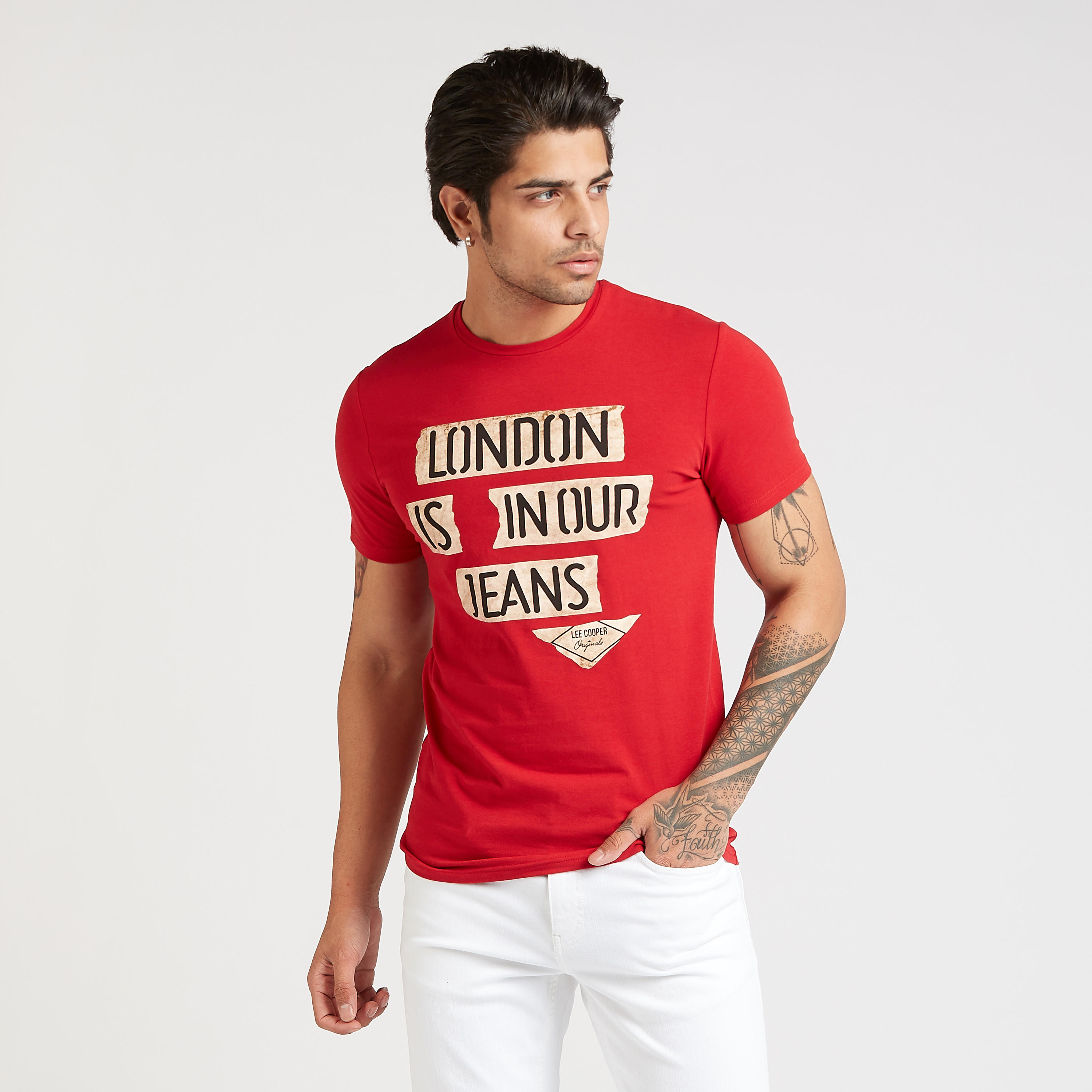 تيشيرت بياقة ضيقة وأكمام قصيرة وطبعات تيبوغرافيك من لي كوبر-men-clothing-tshirtsandpolos-tshirts-image-5