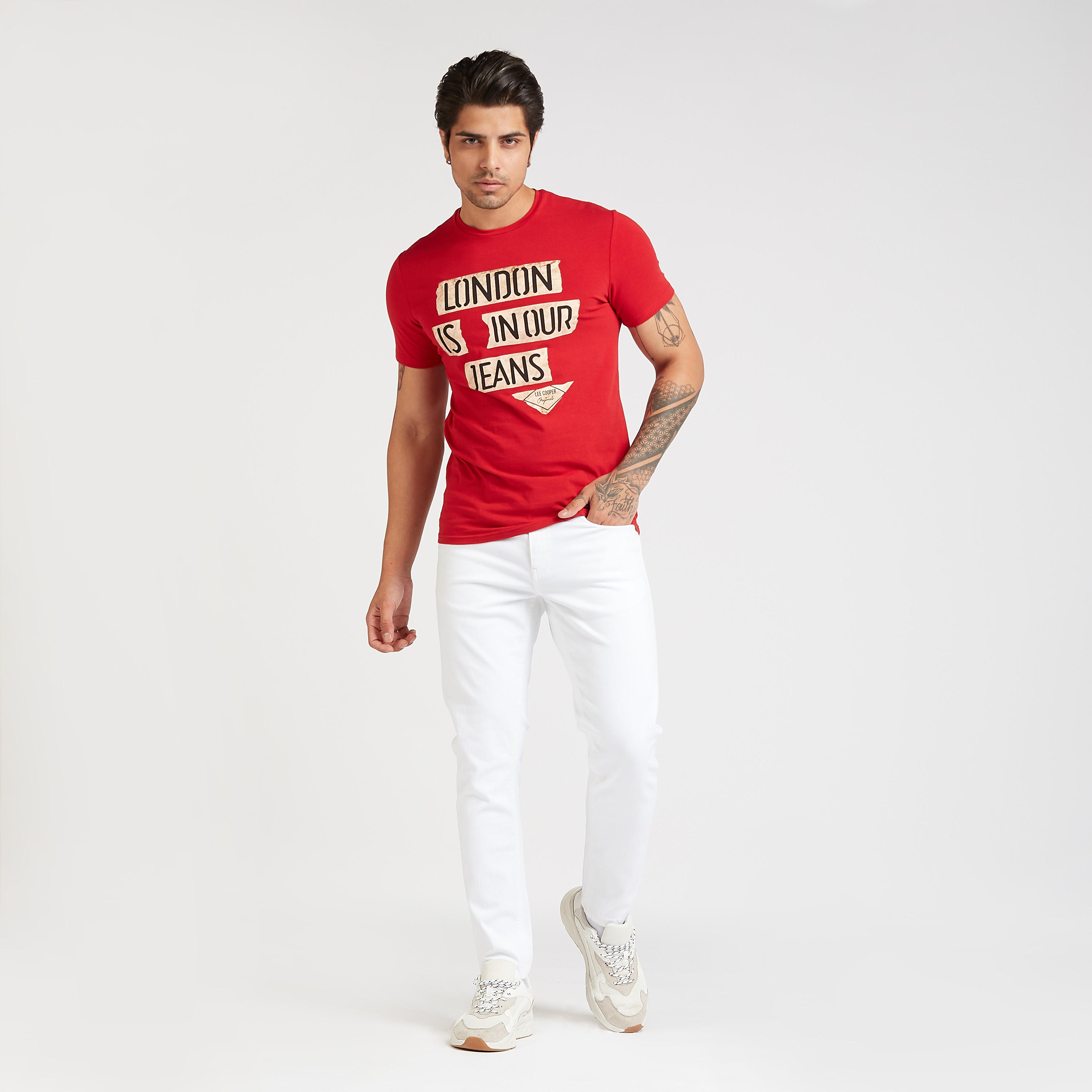 تيشيرت بياقة ضيقة وأكمام قصيرة وطبعات تيبوغرافيك من لي كوبر-men-clothing-tshirtsandpolos-tshirts-image-4