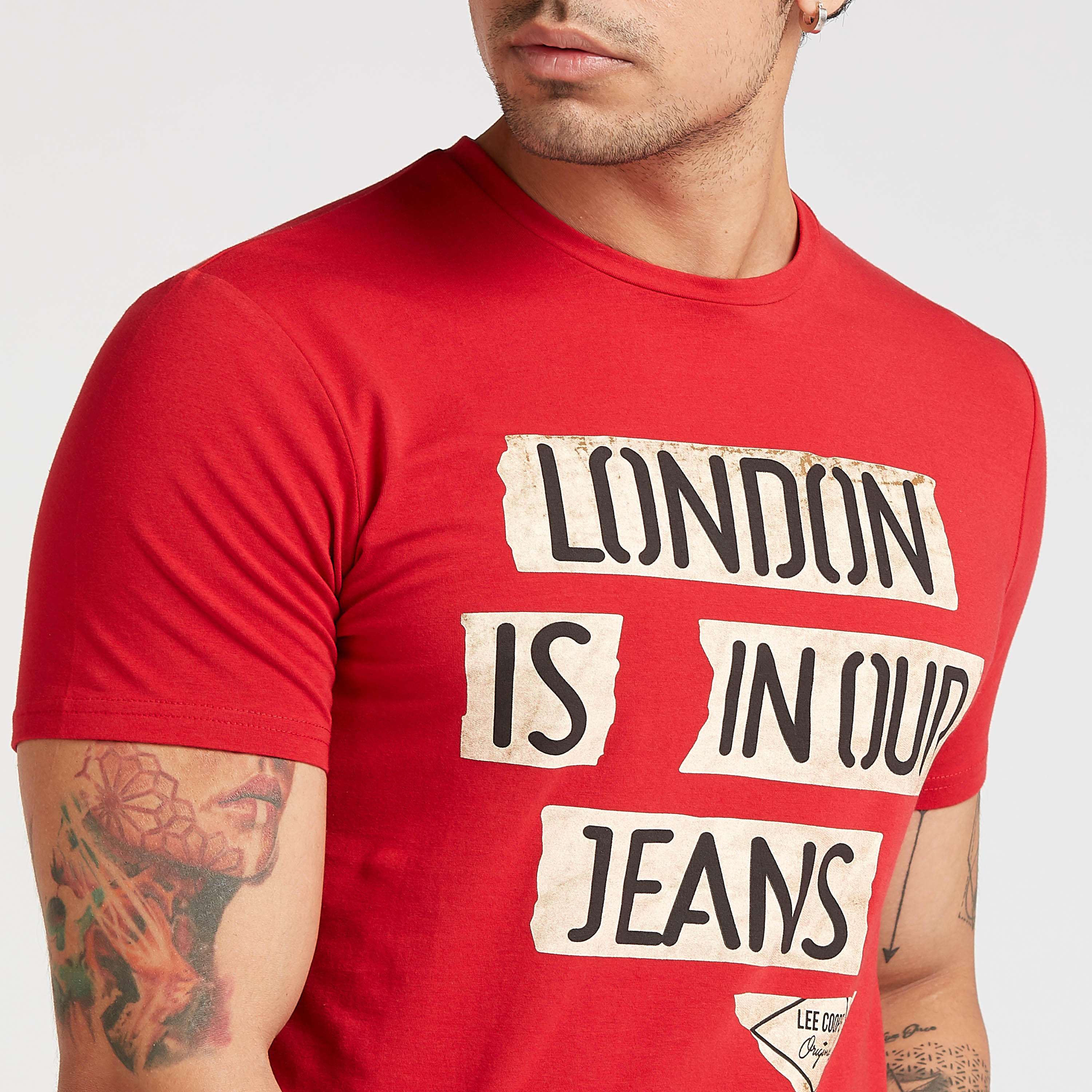 تيشيرت بياقة ضيقة وأكمام قصيرة وطبعات تيبوغرافيك من لي كوبر-men-clothing-tshirtsandpolos-tshirts-image-3