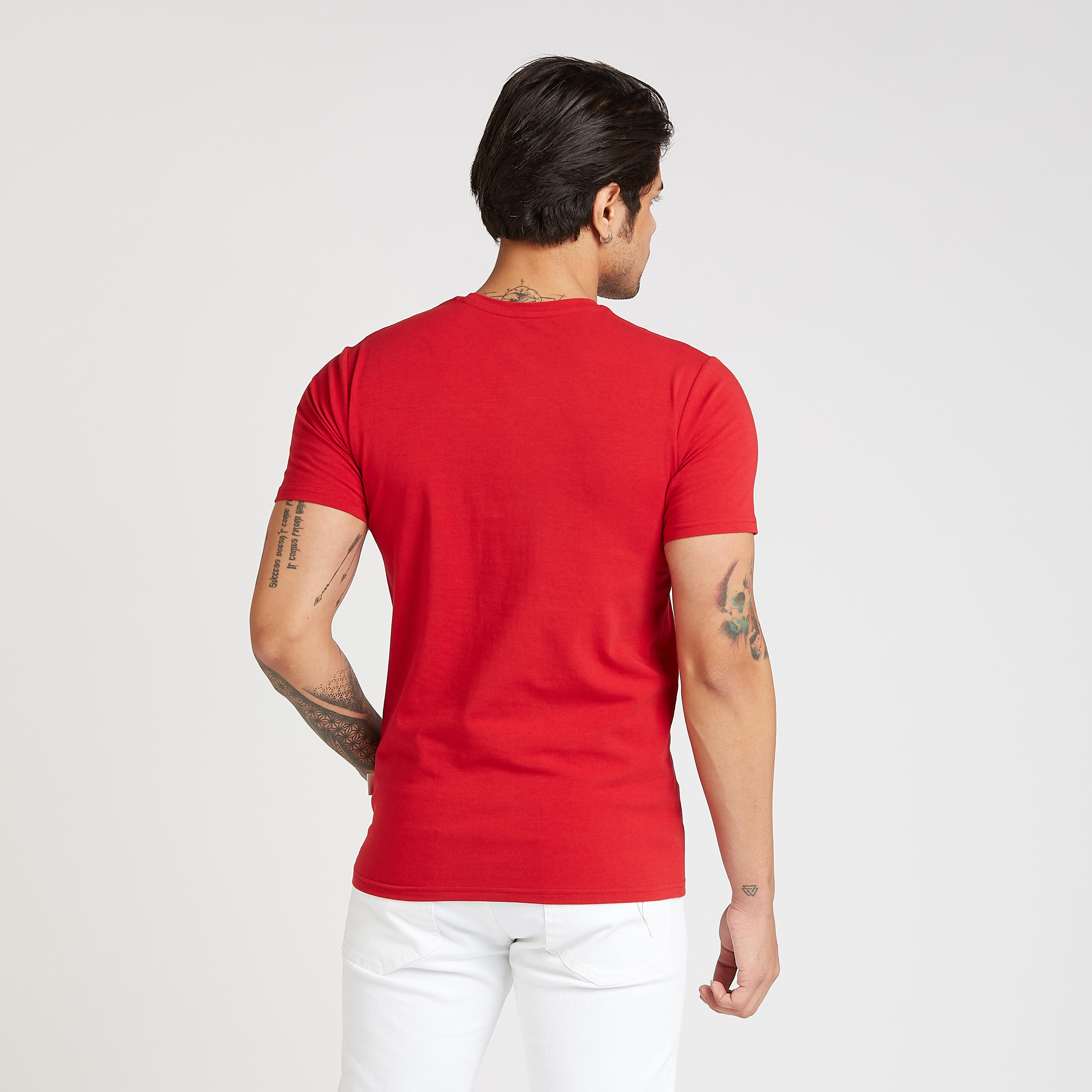 تيشيرت بياقة ضيقة وأكمام قصيرة وطبعات تيبوغرافيك من لي كوبر-men-clothing-tshirtsandpolos-tshirts-image-2