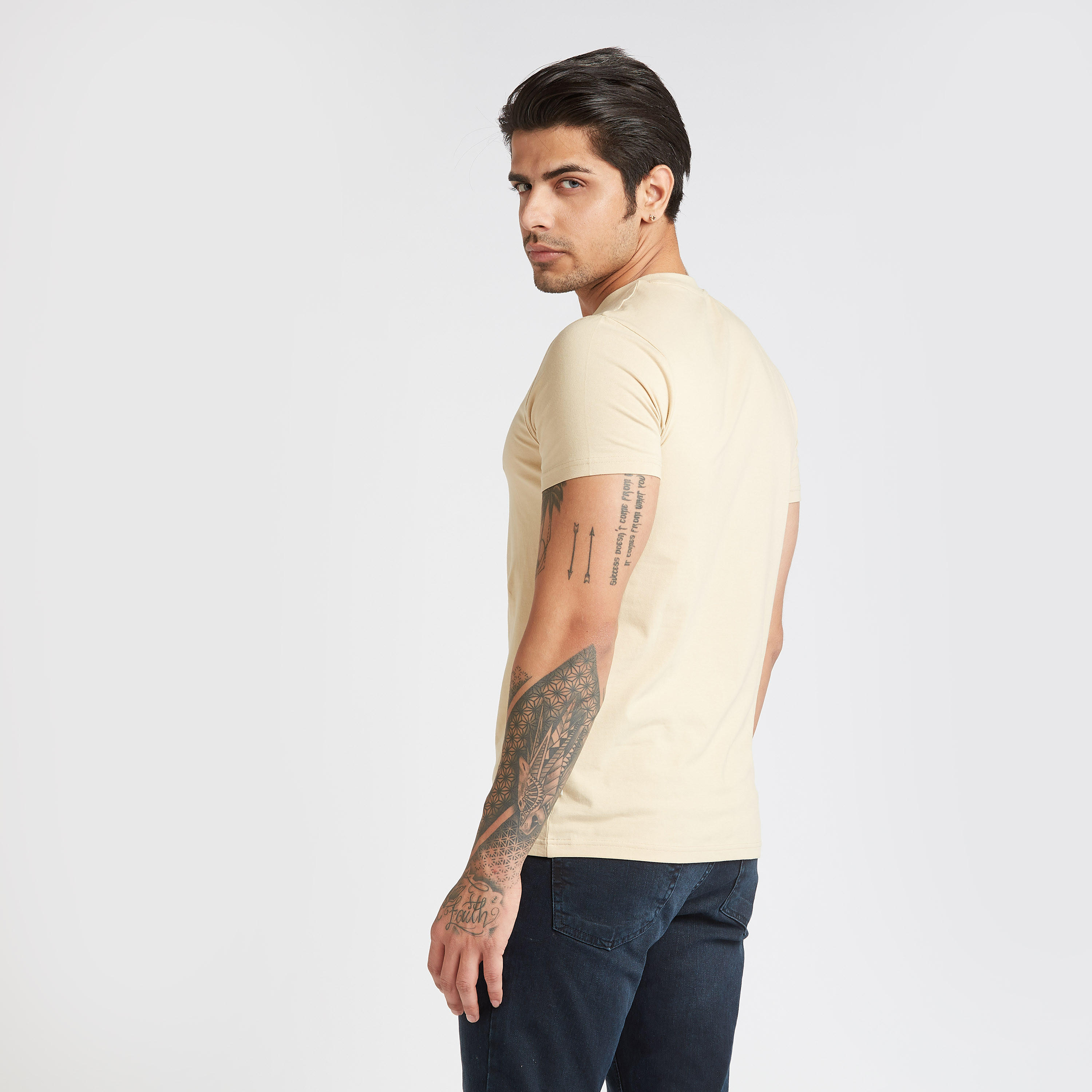 تيشيرت سادة بياقة ضيّقة وأكمام قصيرة من لي كوبر-men-clothing-tshirtsandpolos-tshirts-image-2