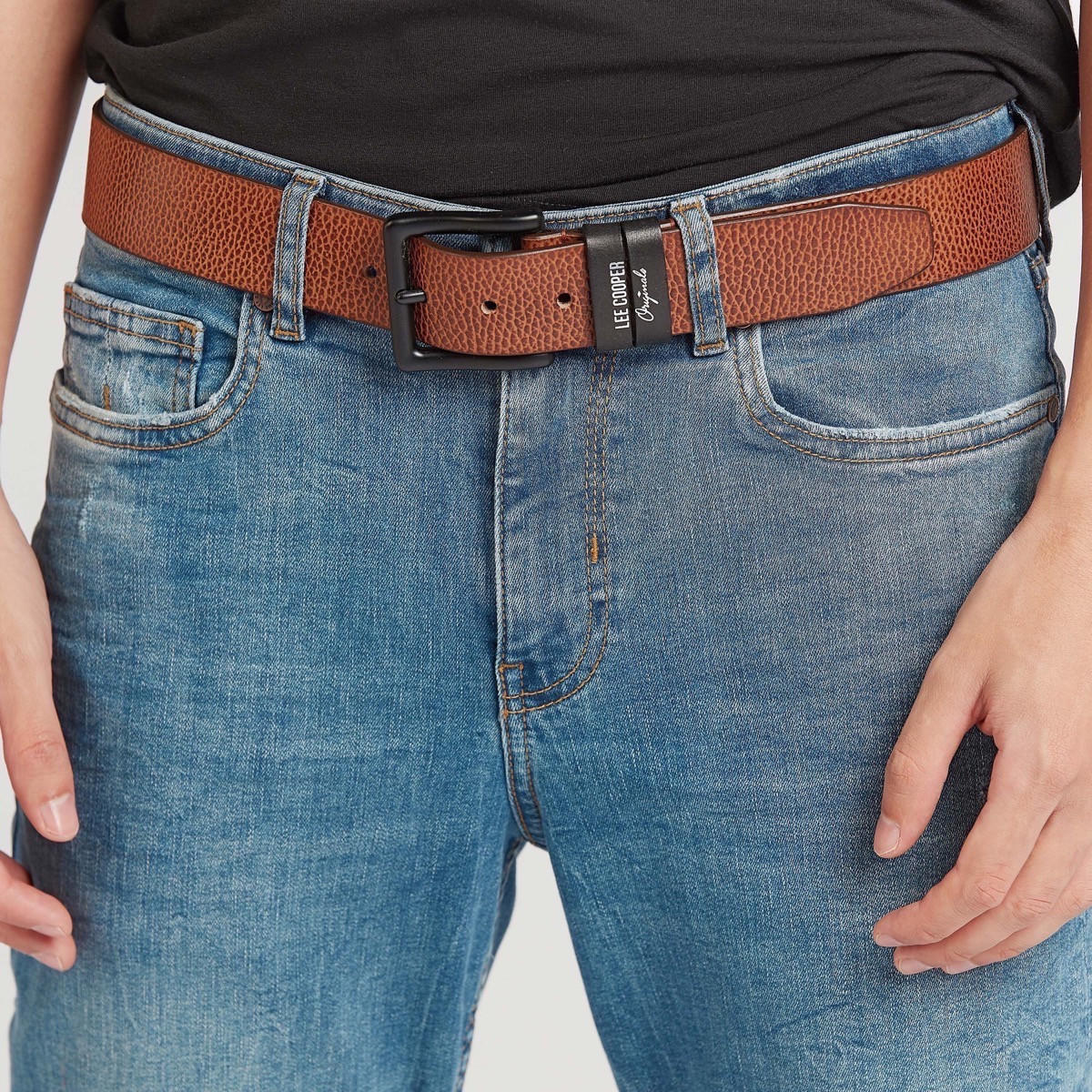 حزام بارز الملمس بإبزيم دبوس للإغلاق من لي كوبر-men-beltsandwallets-belts-image-2