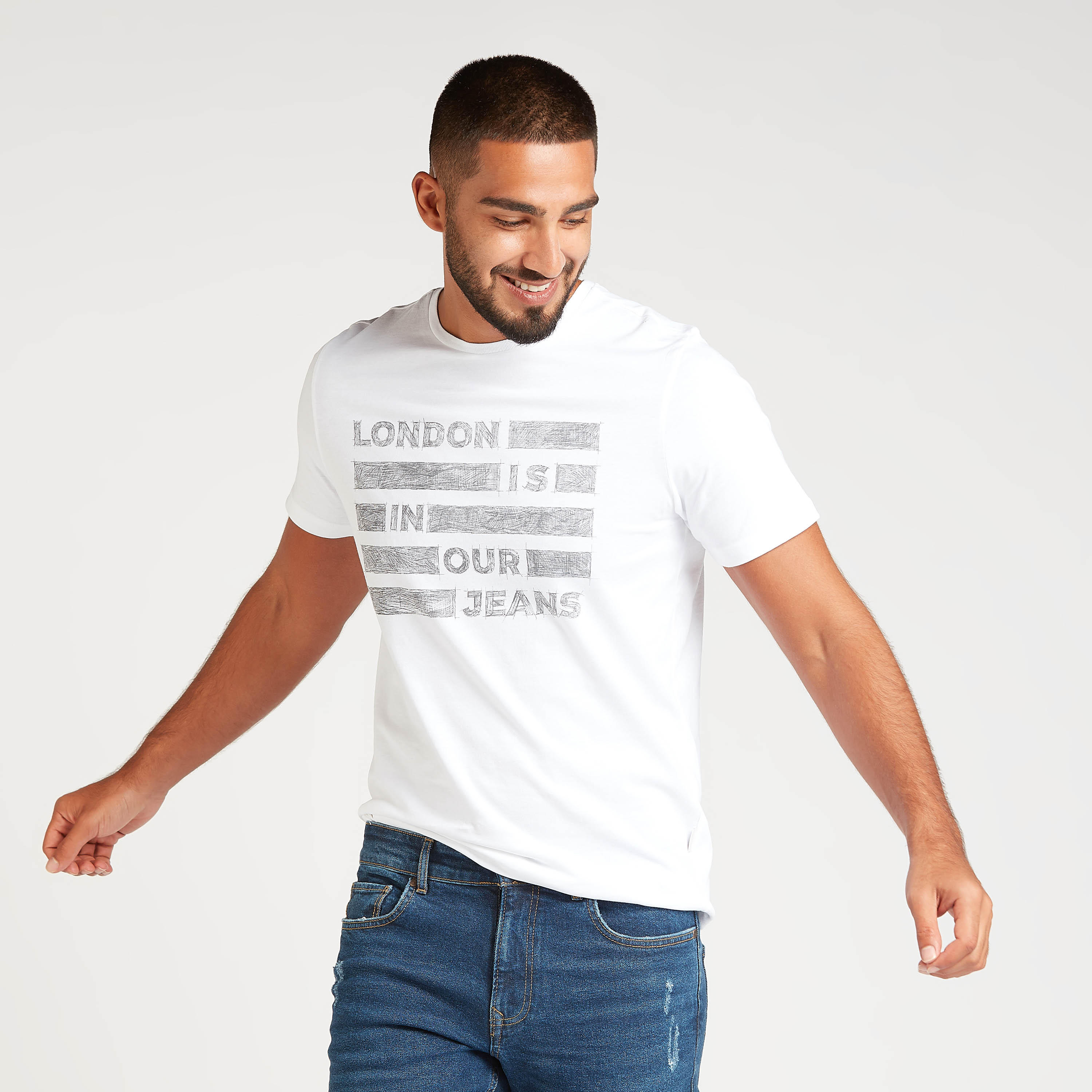 تيشيرت بياقة ضيّقة وأكمام قصيرة وطبعات من لي كوبر-men-clothing-tshirtsandpolos-tshirts-image-1
