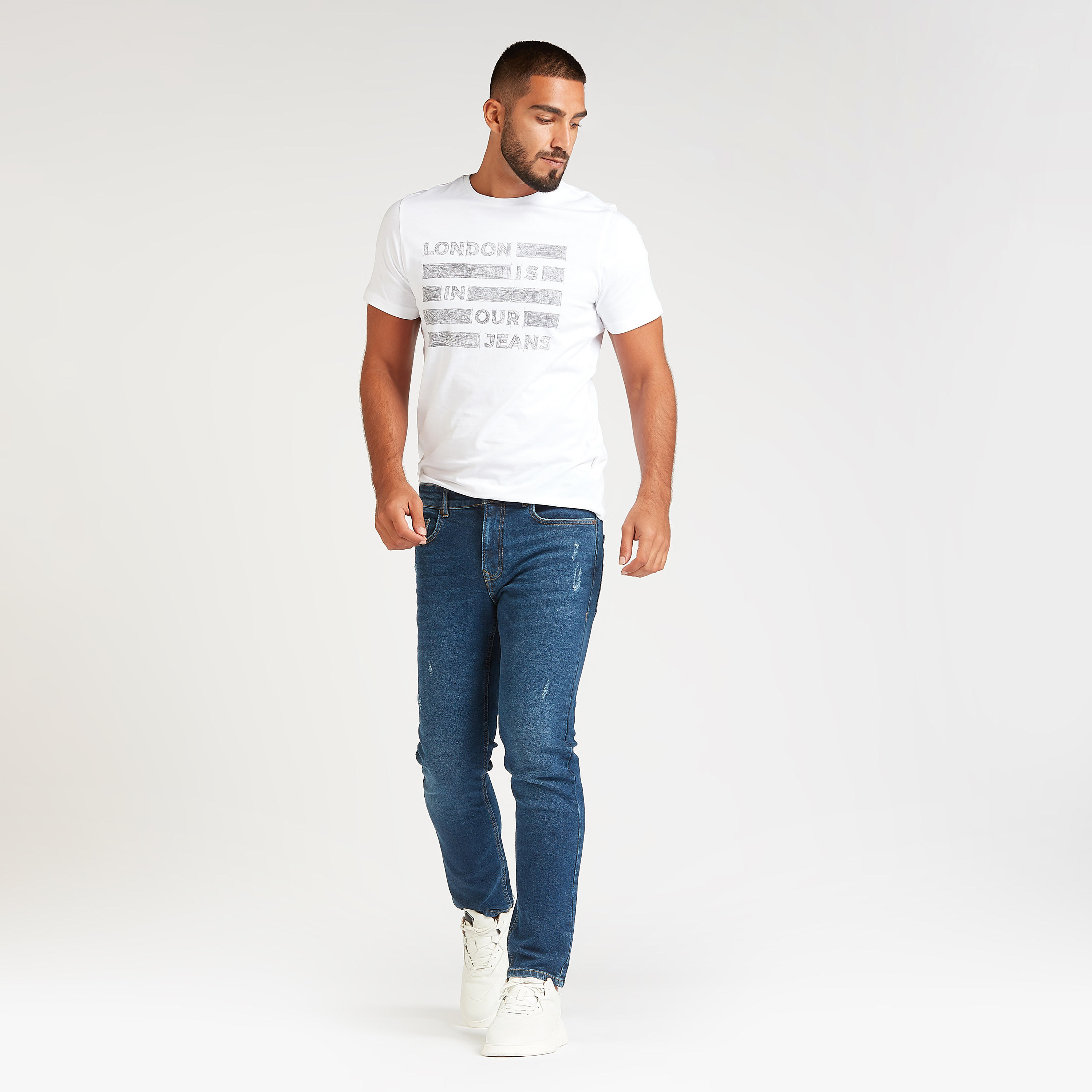 تيشيرت بياقة ضيّقة وأكمام قصيرة وطبعات من لي كوبر-men-clothing-tshirtsandpolos-tshirts-image-2