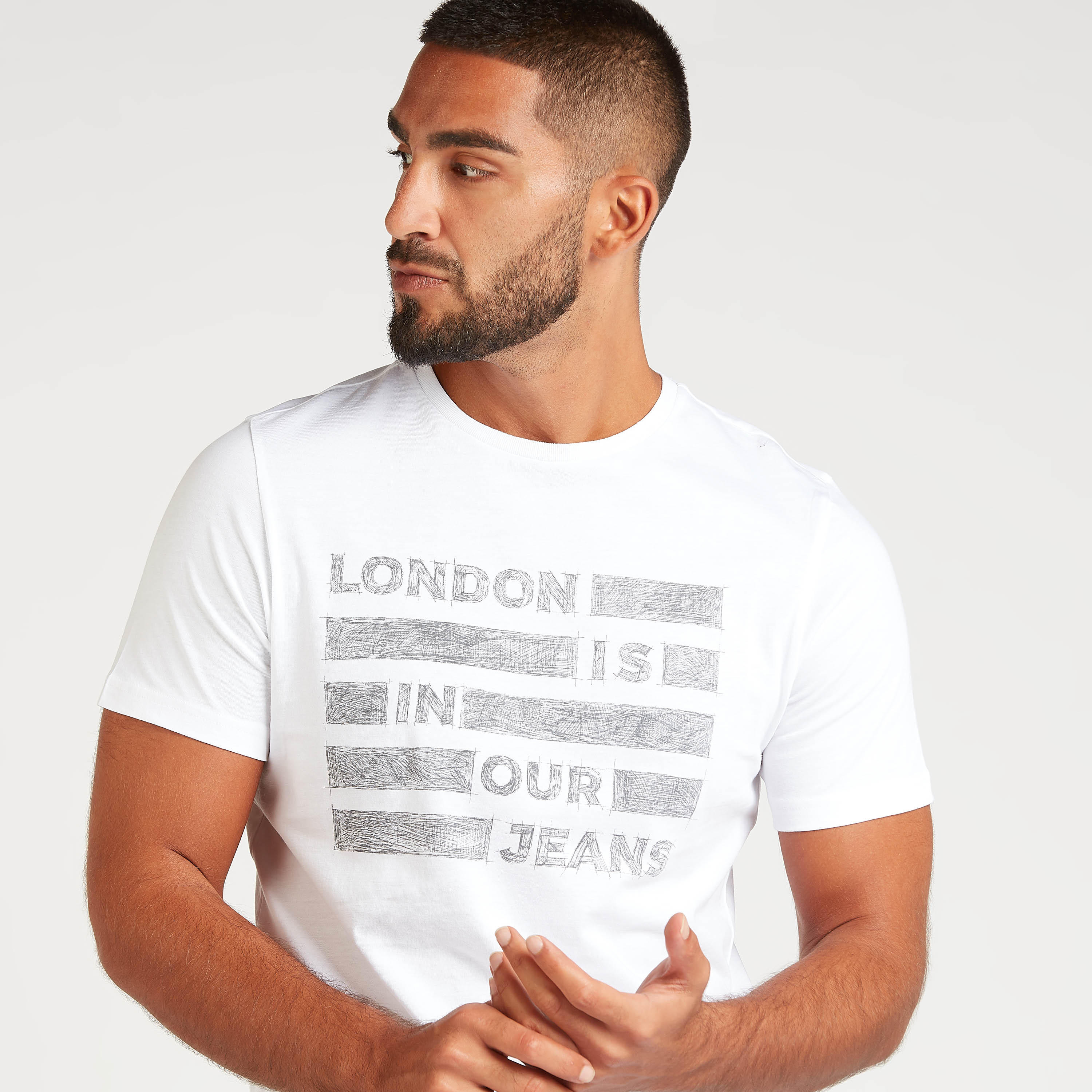 تيشيرت بياقة ضيّقة وأكمام قصيرة وطبعات من لي كوبر-men-clothing-tshirtsandpolos-tshirts-image-3