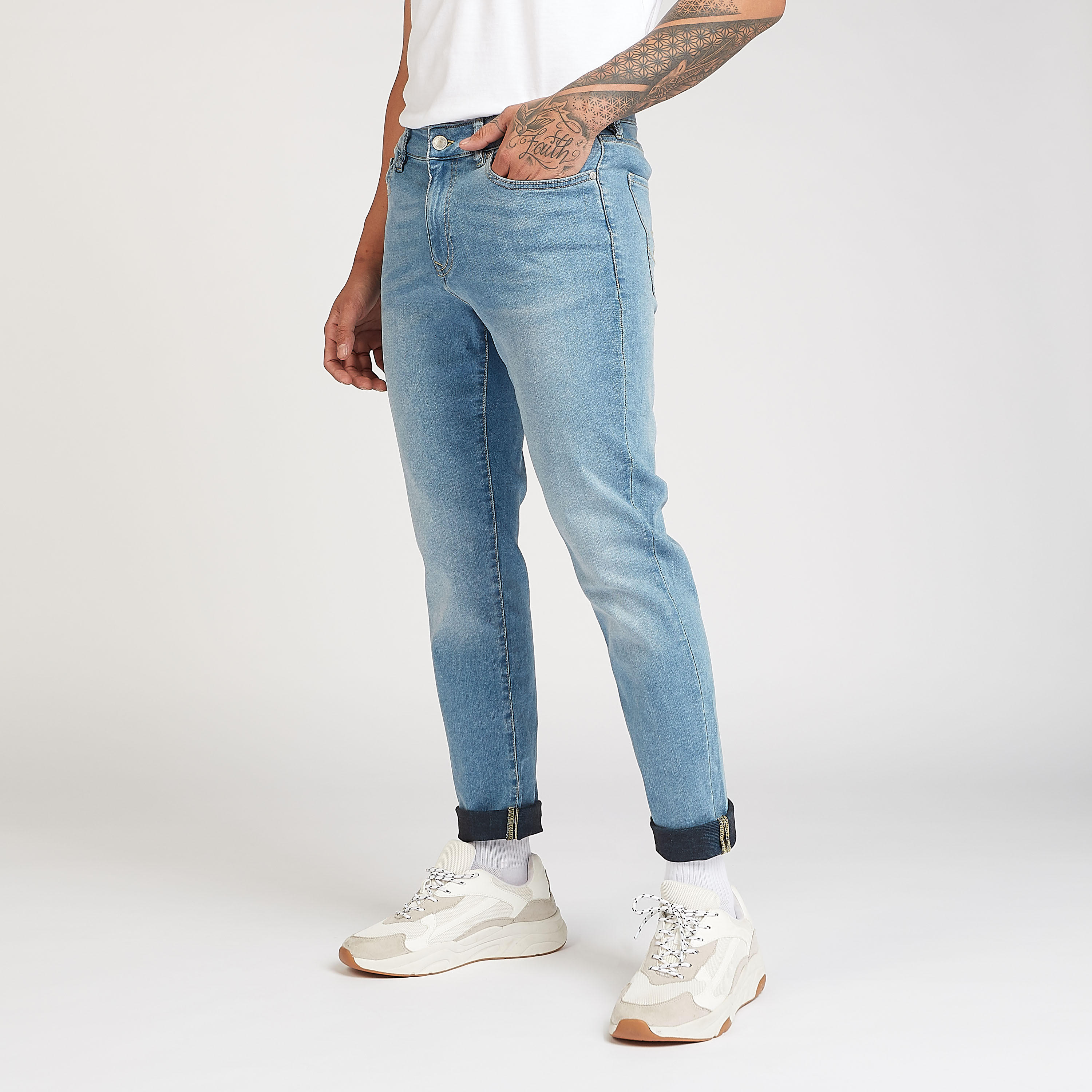 بنطلون جينز سادة بتفاصيل جيوب وحلقات للحزام من لي كوبر-men-clothing-bottoms-jeans-image-5