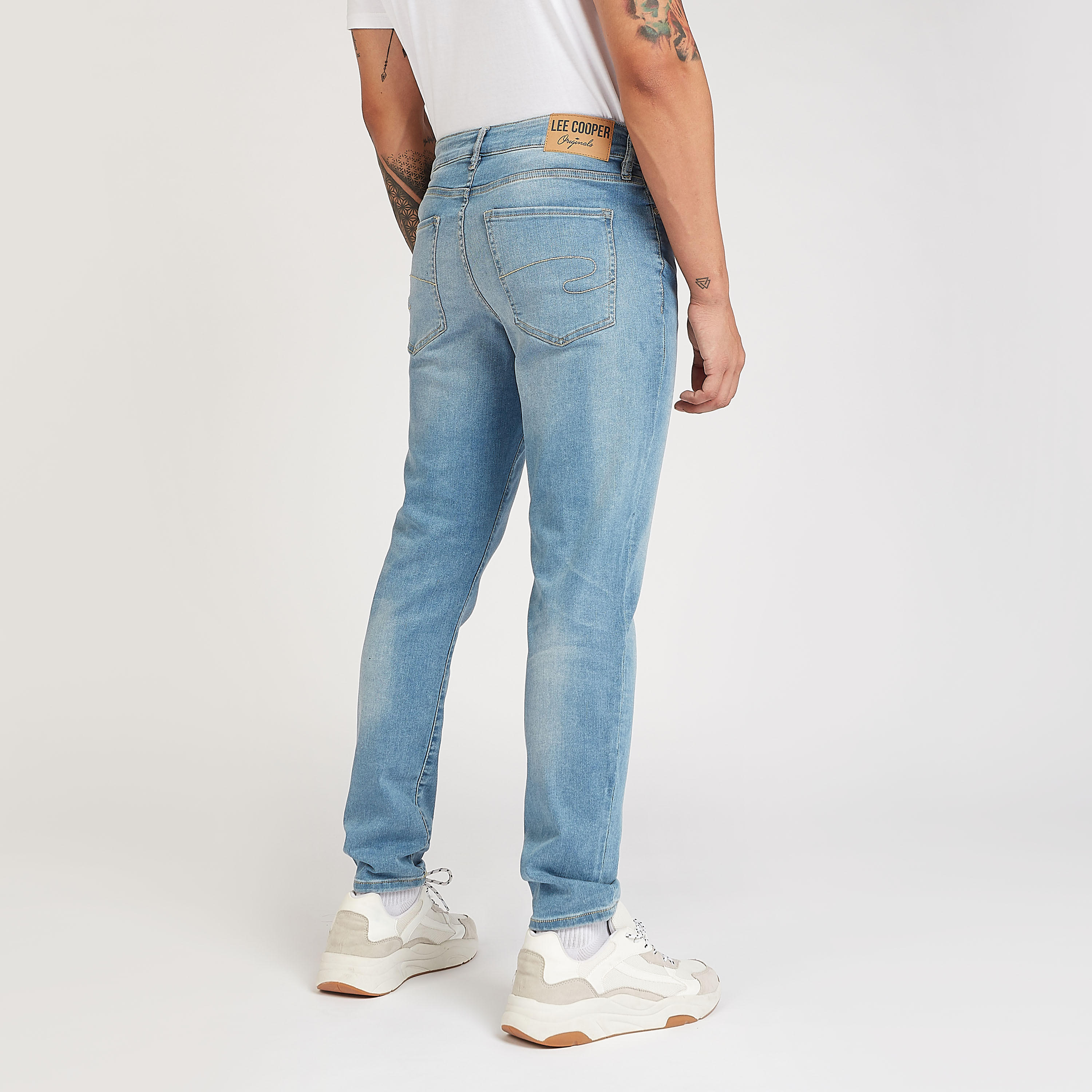 بنطلون جينز سادة بتفاصيل جيوب وحلقات للحزام من لي كوبر-men-clothing-bottoms-jeans-image-2