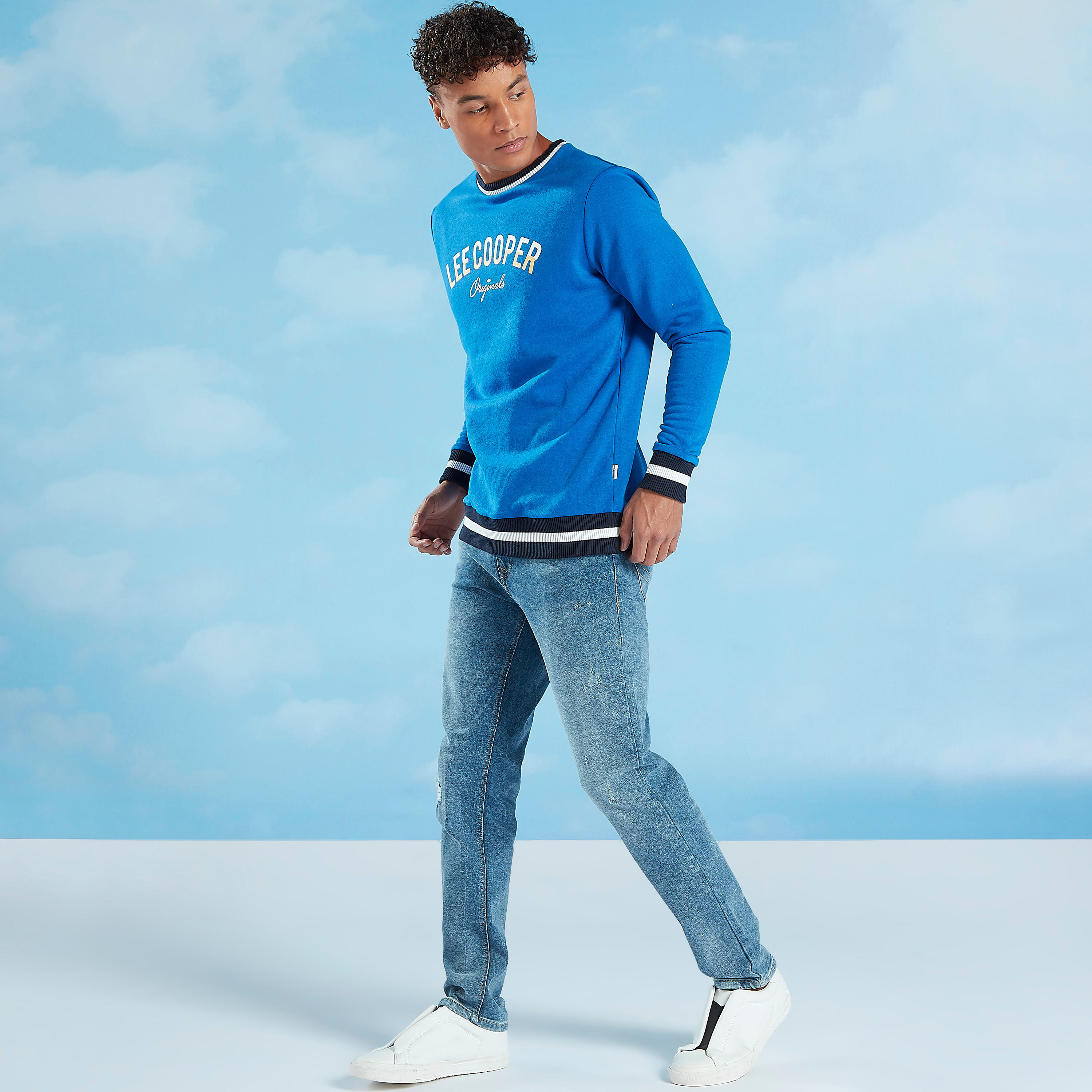 بنطلون جينز سليم فيت ممزق بخصر متوسط الإرتفاع وتفاصيل جيوب من لي كوبر-men-clothing-bottoms-jeans-image-2