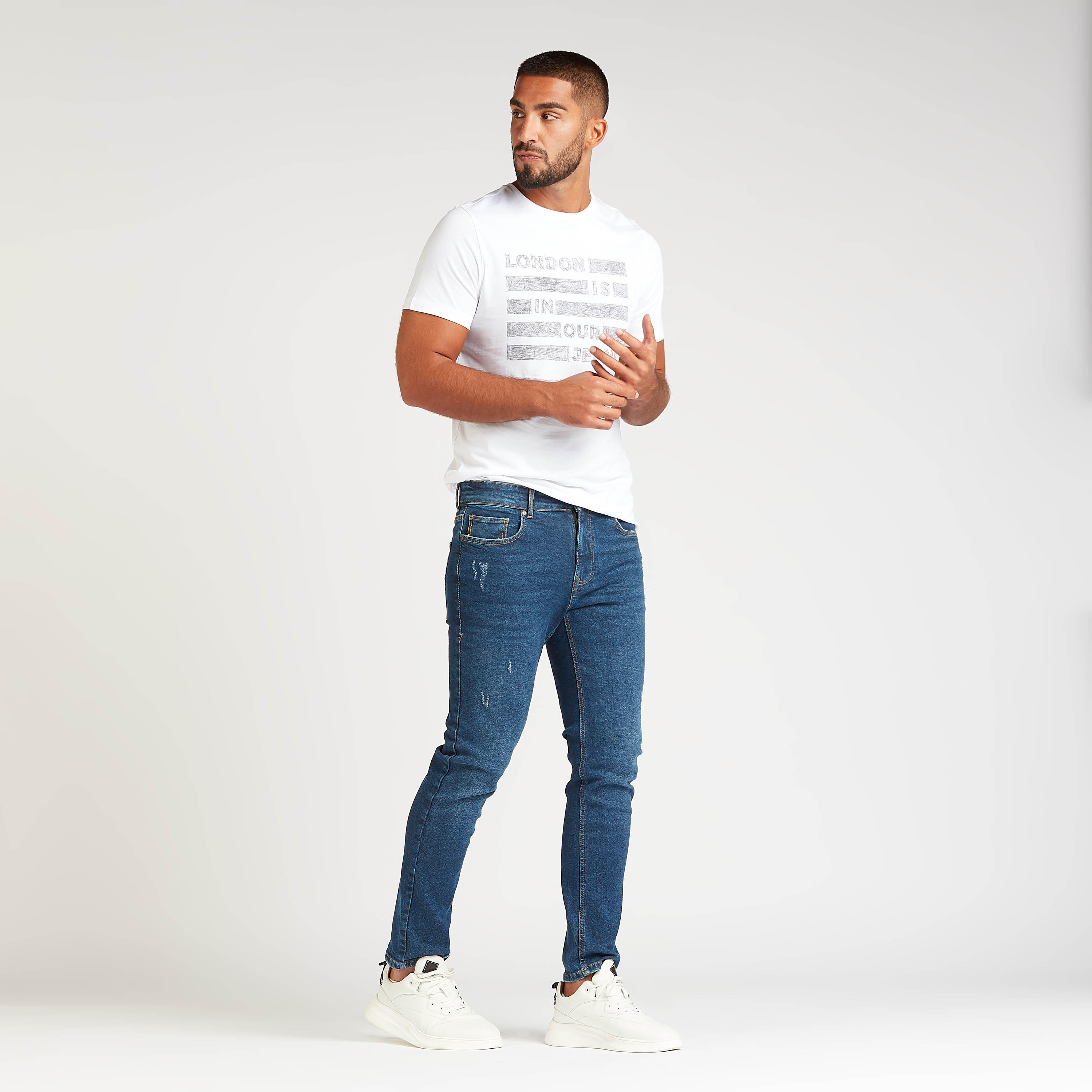 بنطلون جينز سليم فيت ممزق بخصر متوسط الإرتفاع وتفاصيل جيوب من لي كوبر-men-clothing-bottoms-jeans-image-2