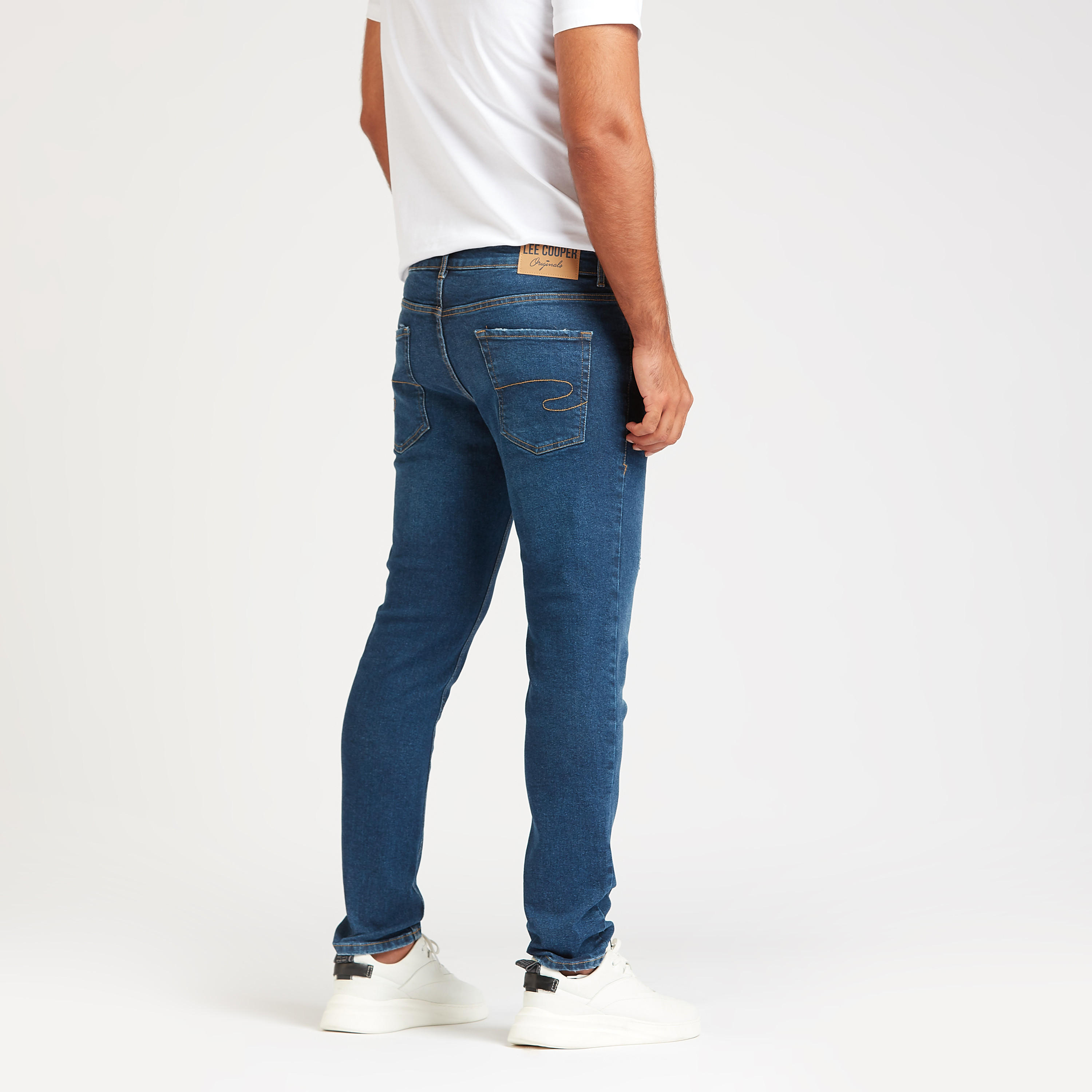 بنطلون جينز سليم فيت ممزق بخصر متوسط الإرتفاع وتفاصيل جيوب من لي كوبر-men-clothing-bottoms-jeans-image-4