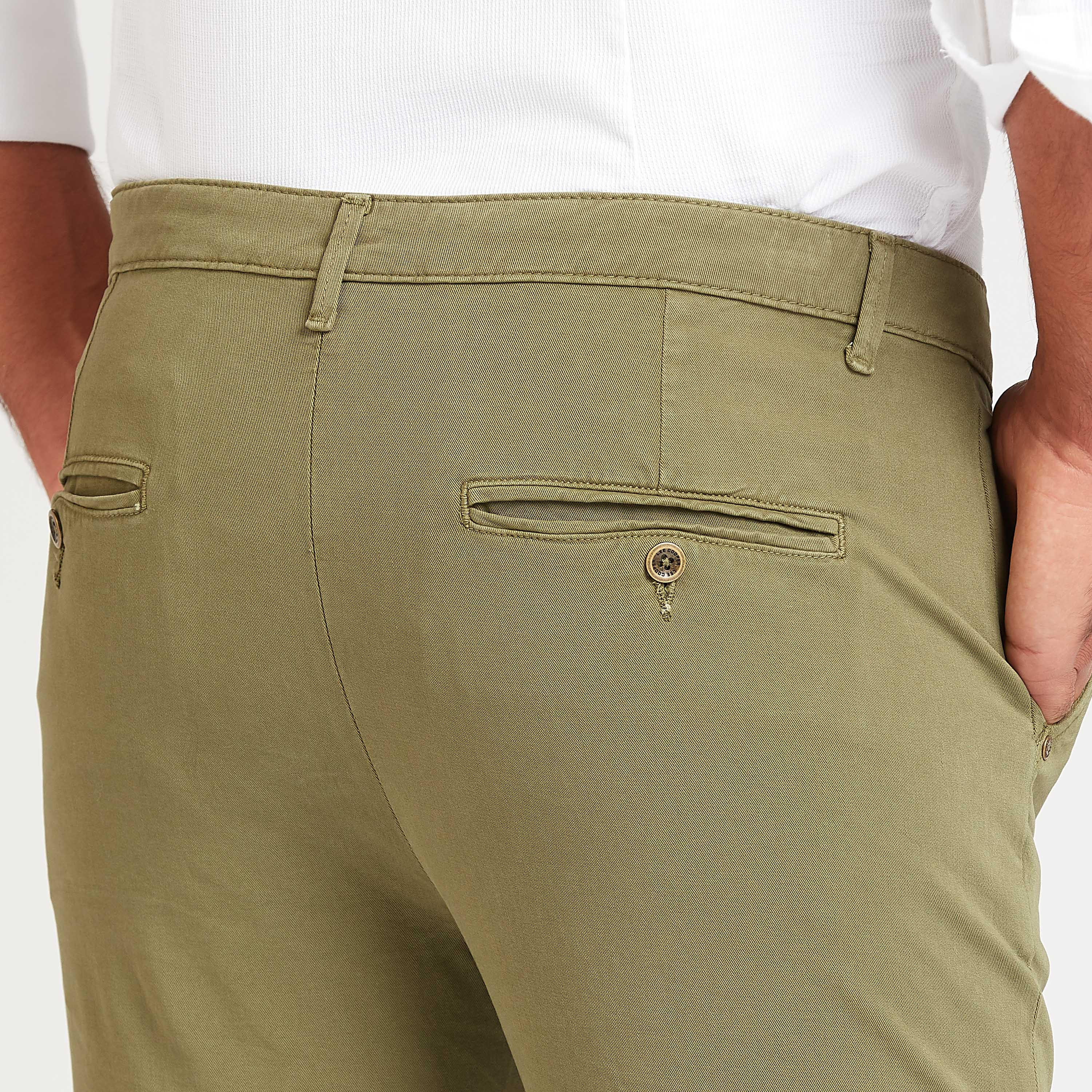 شينو سليم فيت سادة بخصر منخفض وتفاصيل جيوب من لي كوبر-men-clothing-bottoms-trousersandchinos-chinos-image-2