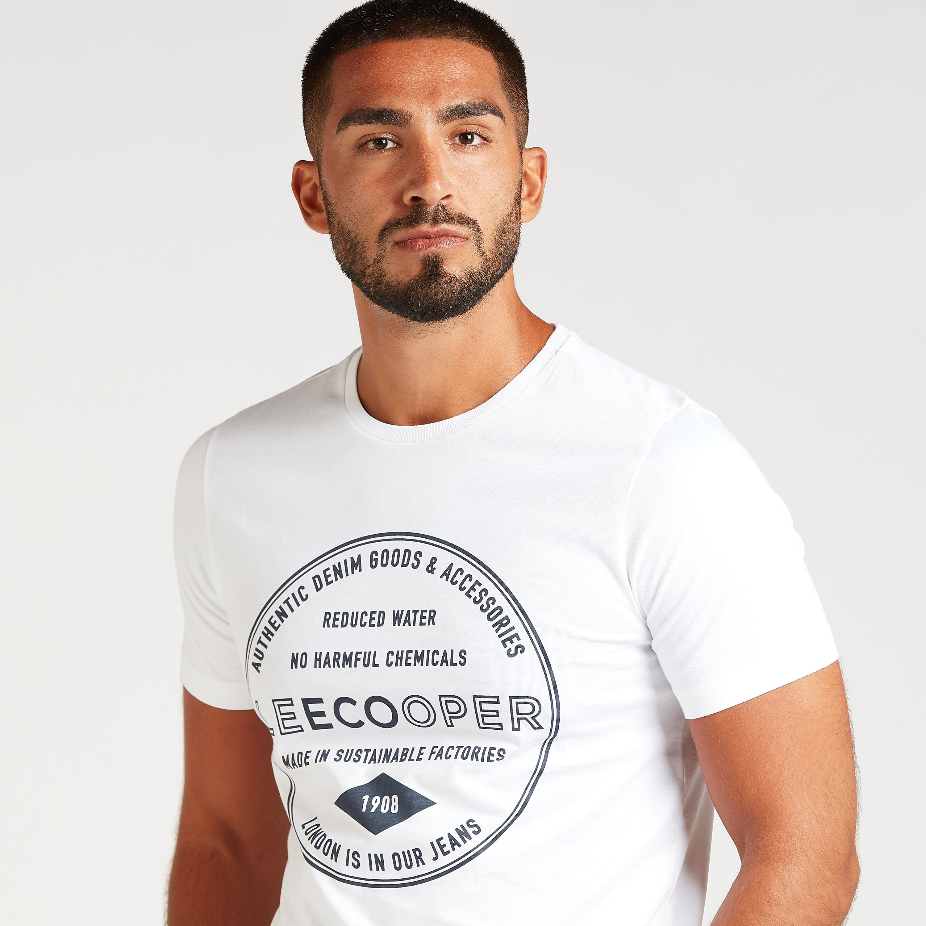 تيشيرت سليم بياقة ضيقة وأكمام قصيرة من لي كوبر-men-clothing-tshirtsandpolos-tshirts-image-3