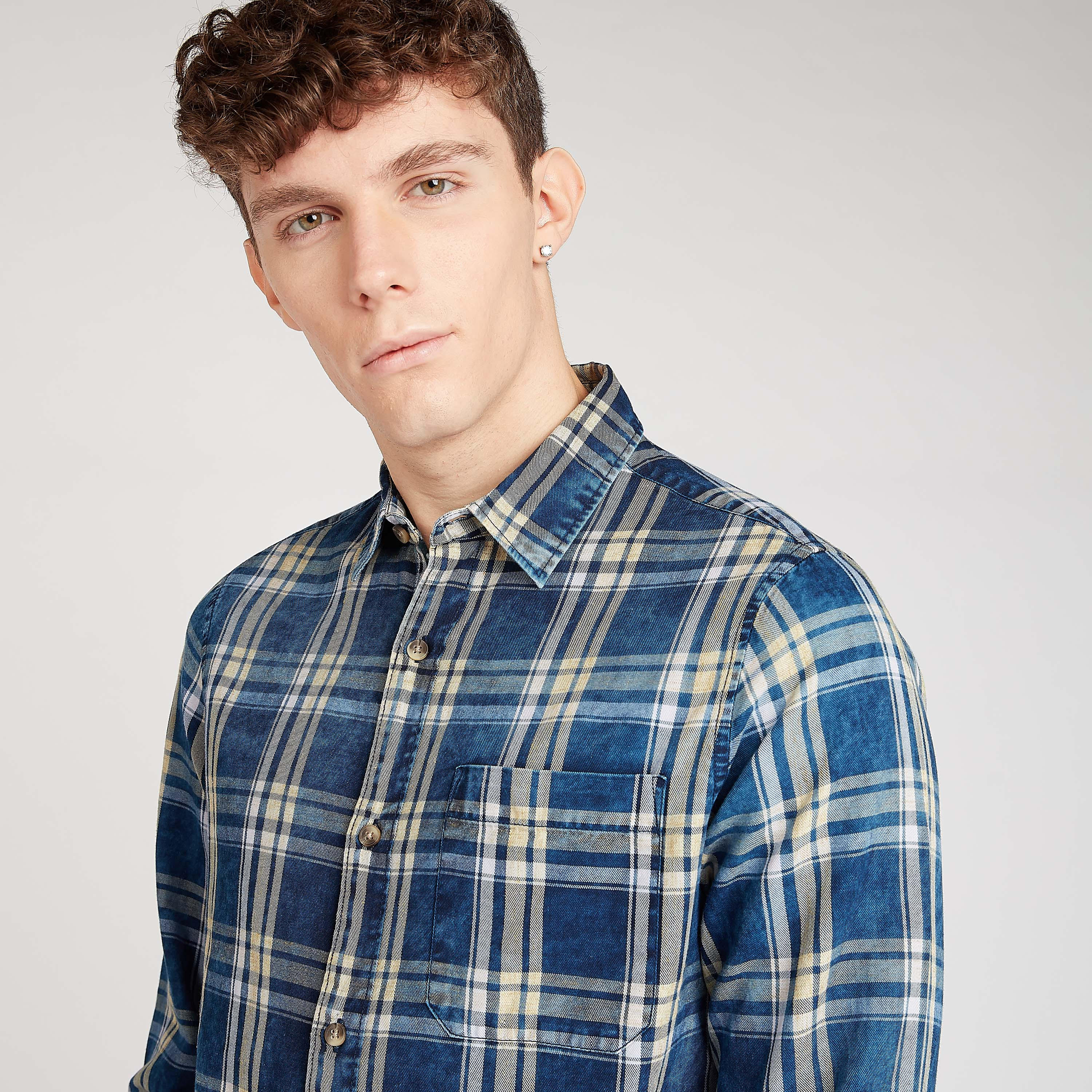 قميص كاروهات سليم وياقة عادية و جيب بصدر من لي كوبر-men-clothing-shirts-image-1
