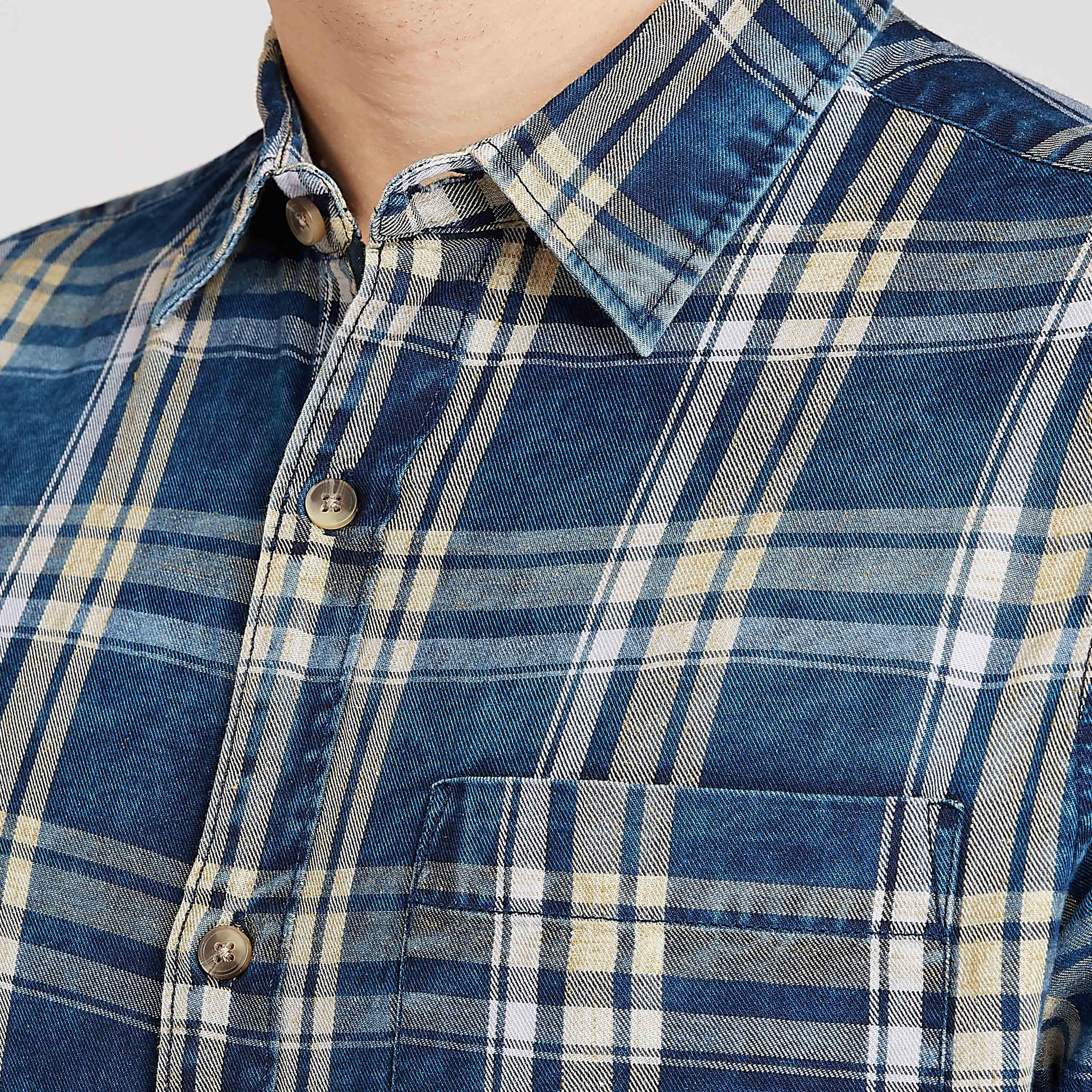 قميص كاروهات سليم وياقة عادية و جيب بصدر من لي كوبر-men-clothing-shirts-image-3