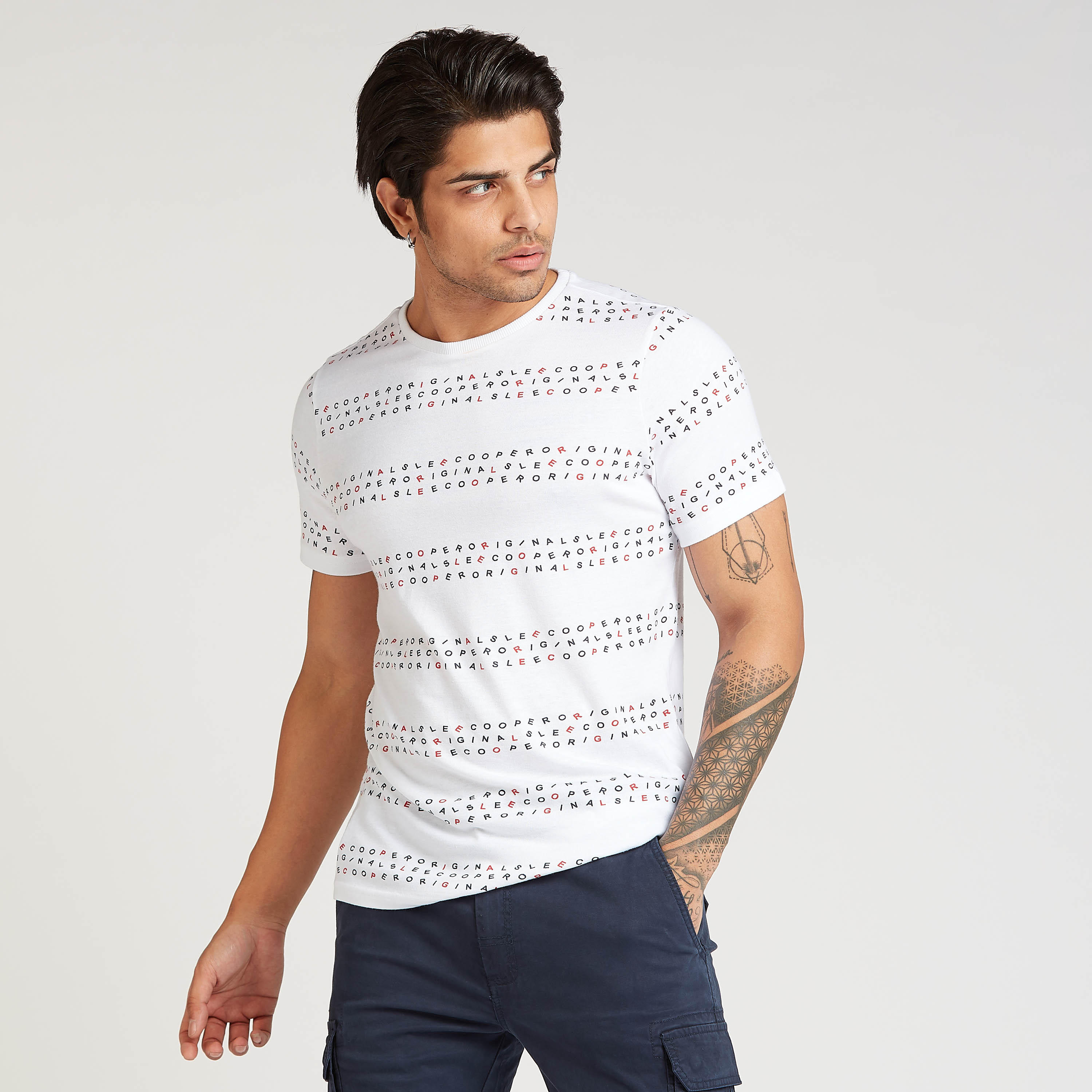 تيشيرت بقصة سليم بياقة ضيّقة وأكمام قصيرة وطبعات-men-clothing-tshirtsandpolos-tshirts-image-1