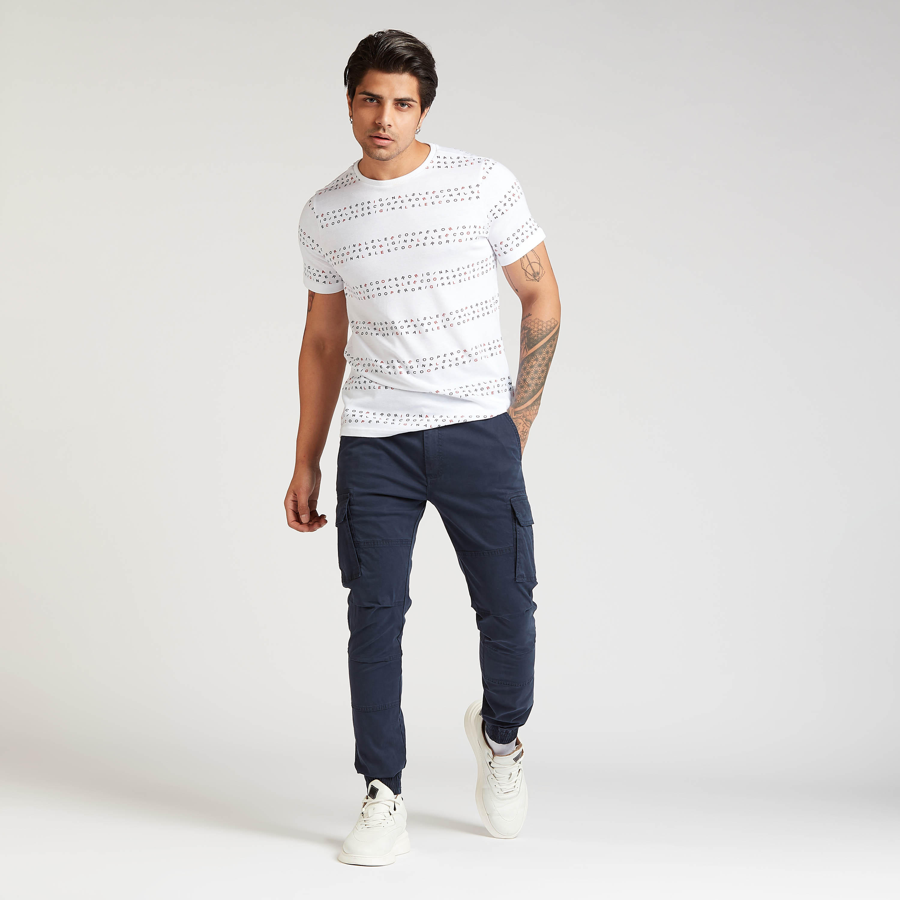 تيشيرت بقصة سليم بياقة ضيّقة وأكمام قصيرة وطبعات-men-clothing-tshirtsandpolos-tshirts-image-2