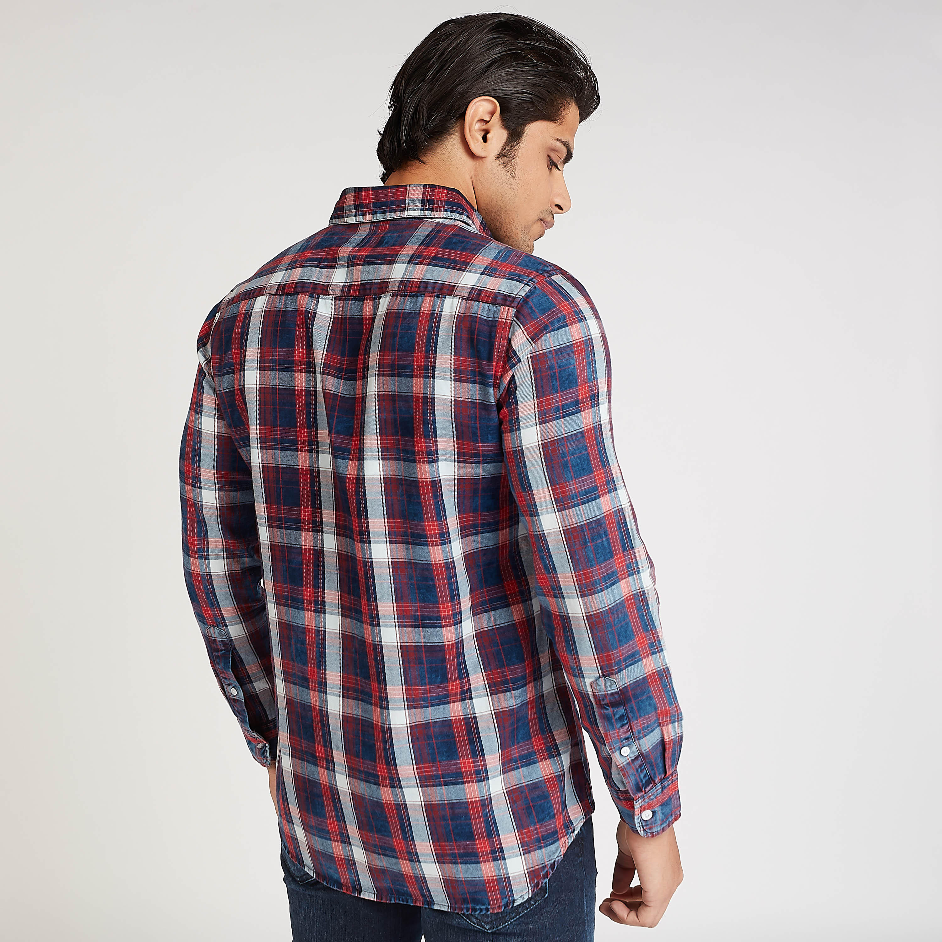 قميص كاروهات سليم بياقة عادية وأكمام طويلة من لي كوبر-men-clothing-shirts-image-4