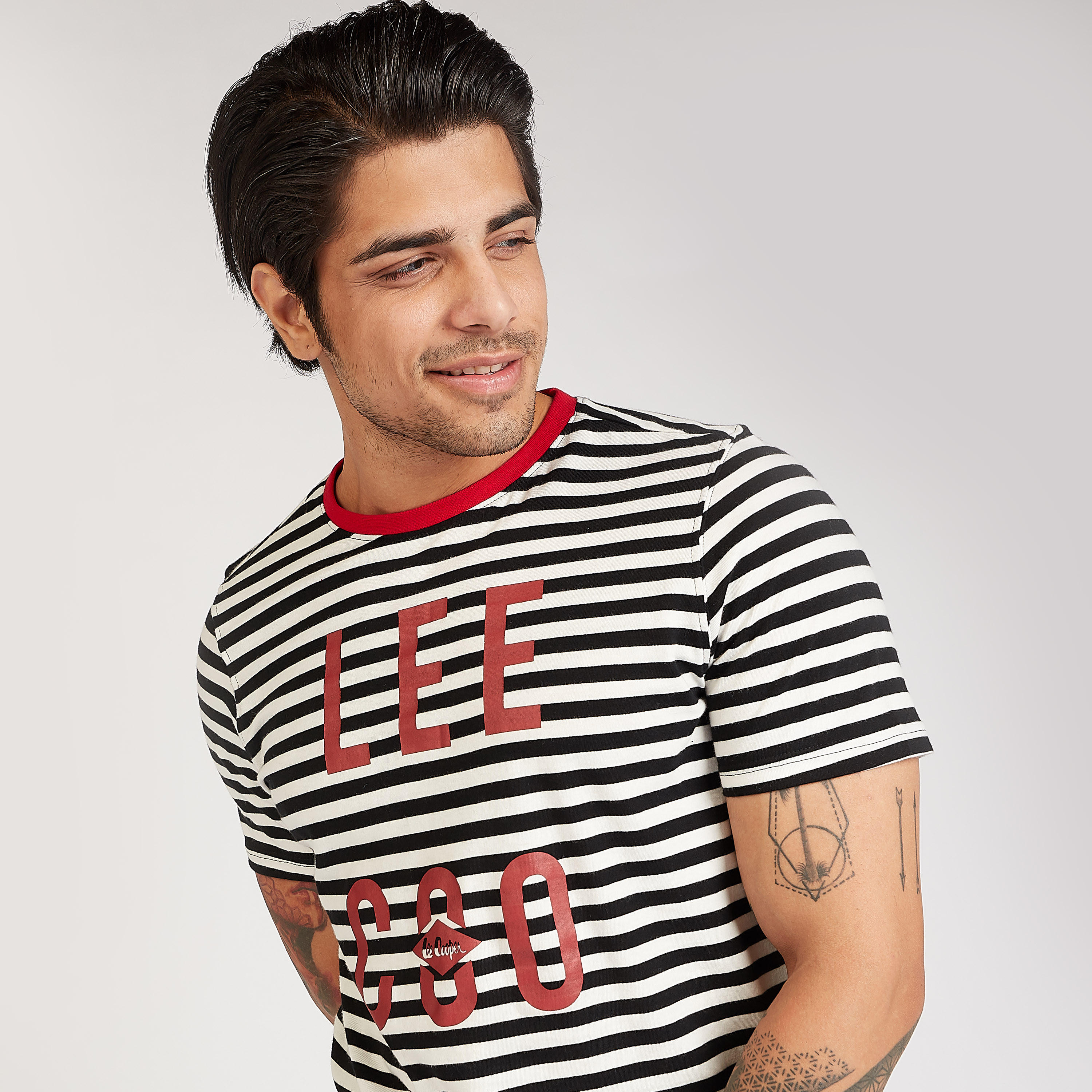 تيشيرت سليم مخطط بياقة ضيّقة وأكمام قصيرة-men-clothing-tshirtsandpolos-tshirts-image-2