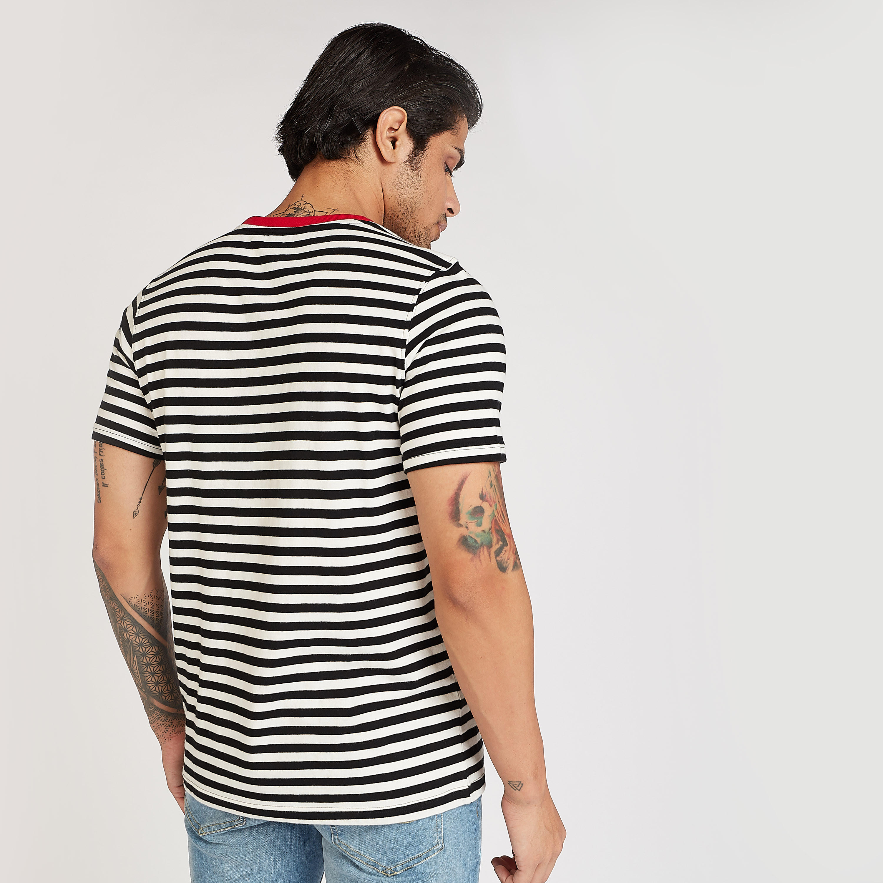 تيشيرت سليم مخطط بياقة ضيّقة وأكمام قصيرة-men-clothing-tshirtsandpolos-tshirts-image-1