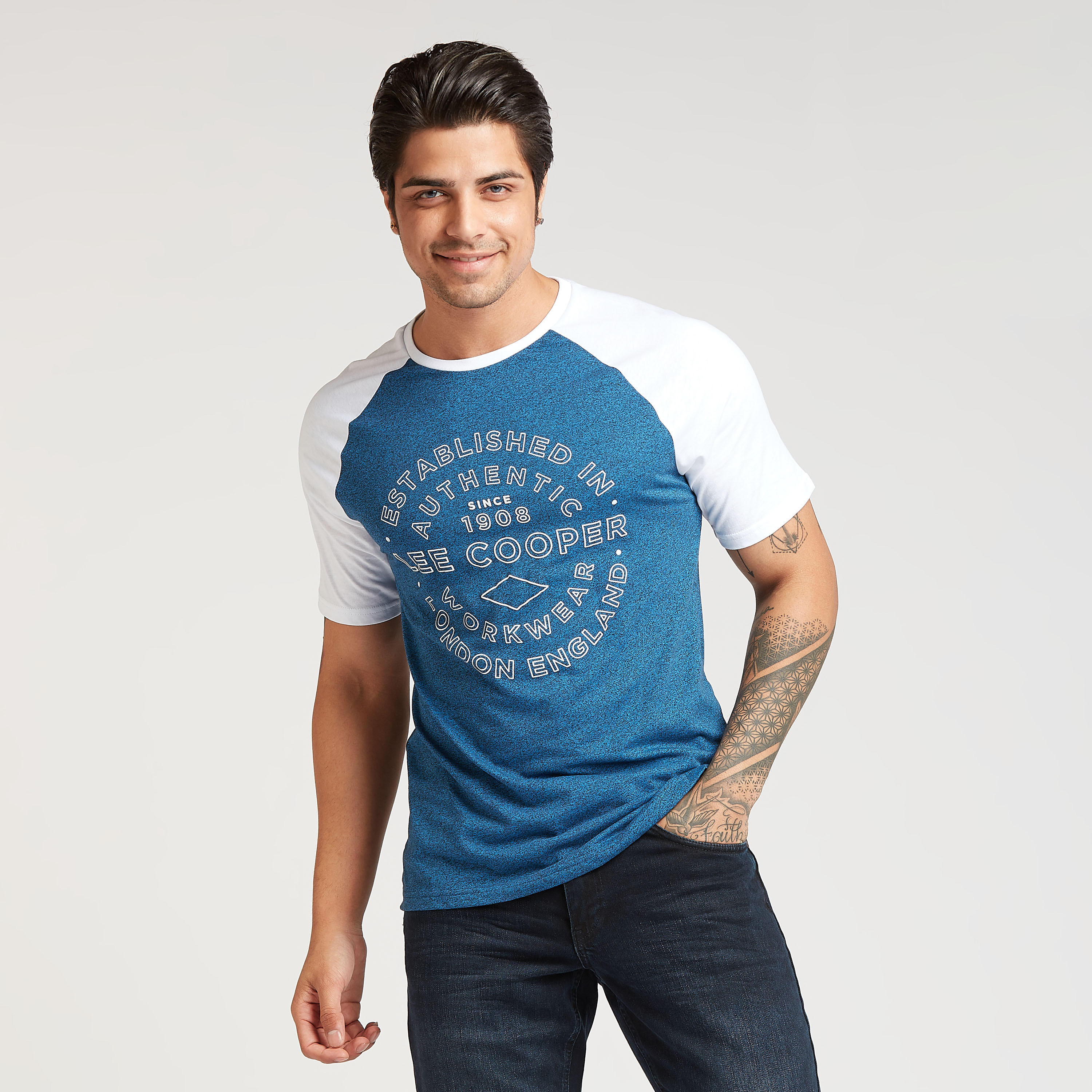 تيشيرت بياقة ضيقة وأكمام مغايرة وطبعات من لي كوبر-men-clothing-tshirtsandpolos-tshirts-image-1