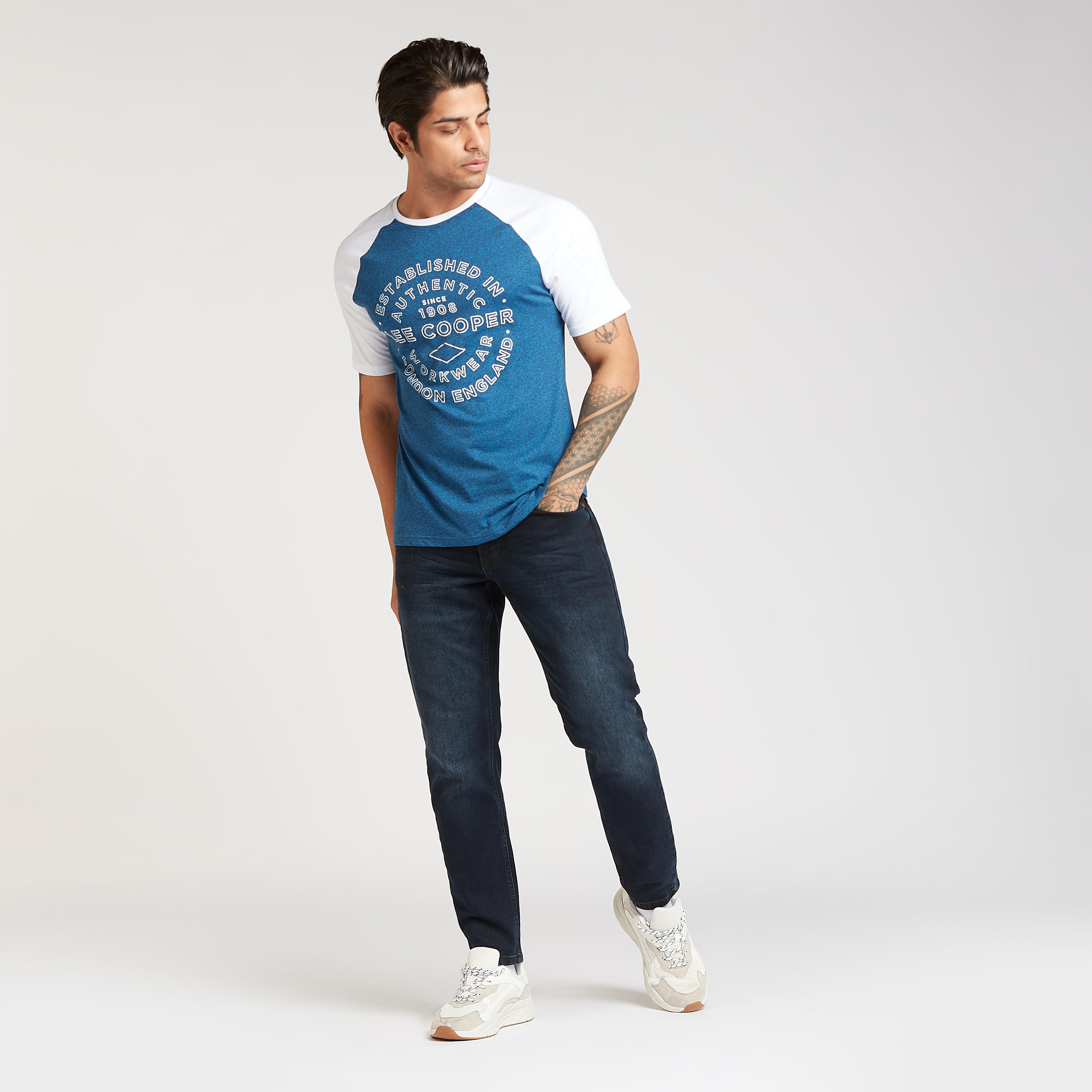 تيشيرت بياقة ضيقة وأكمام مغايرة وطبعات من لي كوبر-men-clothing-tshirtsandpolos-tshirts-image-2