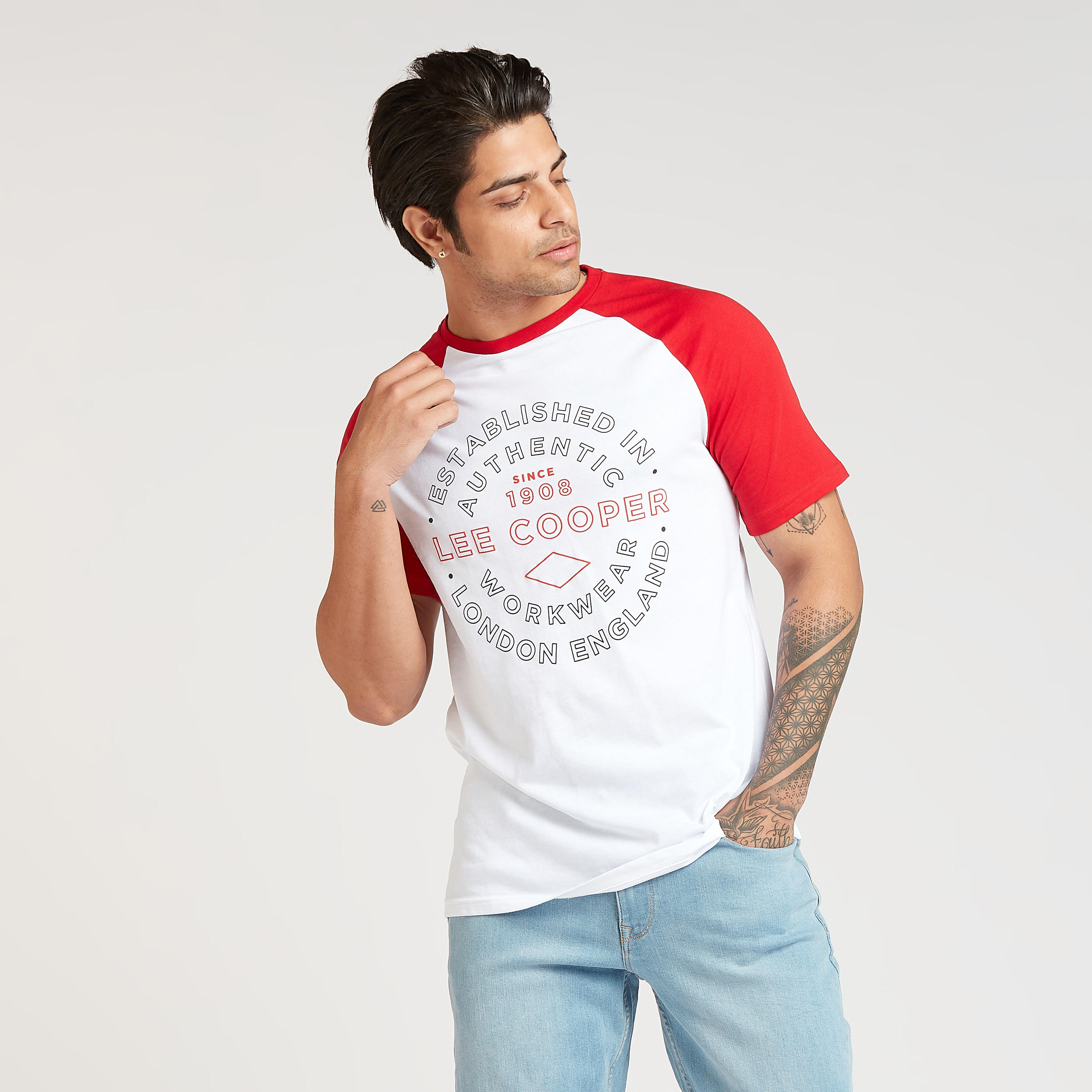 تيشيرت بياقة ضيقة وأكمام مغايرة وطبعات من لي كوبر-men-clothing-tshirtsandpolos-tshirts-image-1