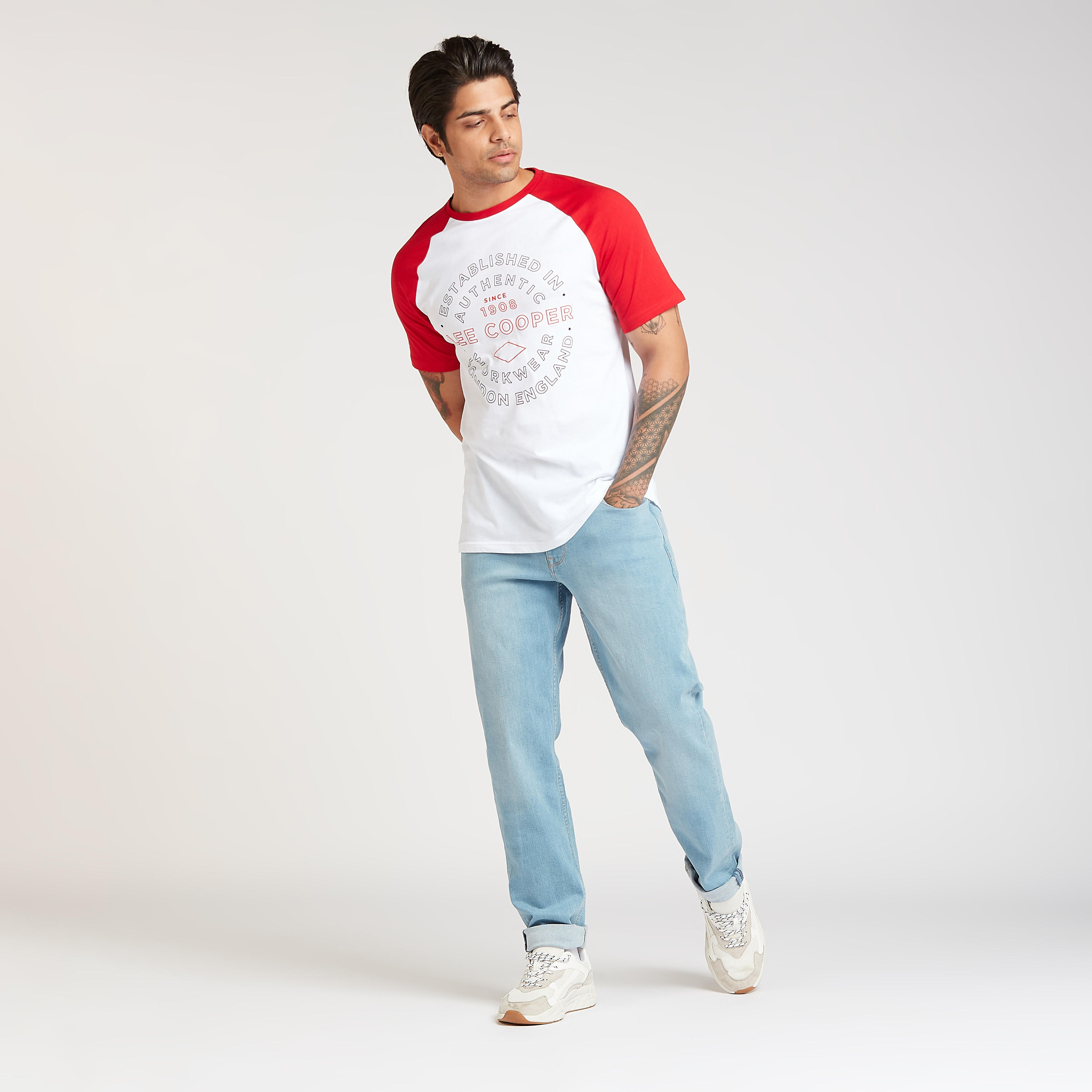 تيشيرت بياقة ضيقة وأكمام مغايرة وطبعات من لي كوبر-men-clothing-tshirtsandpolos-tshirts-image-2