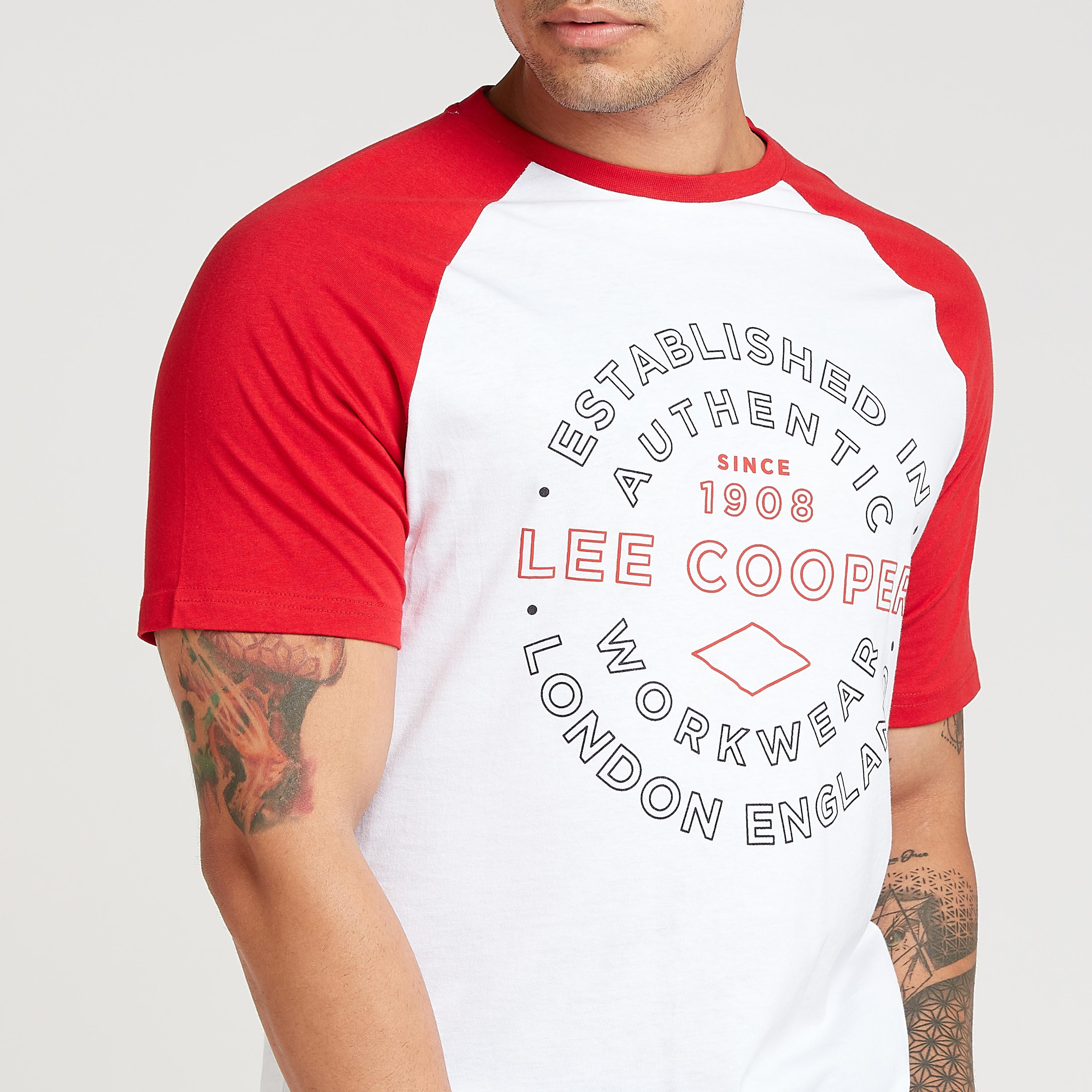 تيشيرت بياقة ضيقة وأكمام مغايرة وطبعات من لي كوبر-men-clothing-tshirtsandpolos-tshirts-image-3