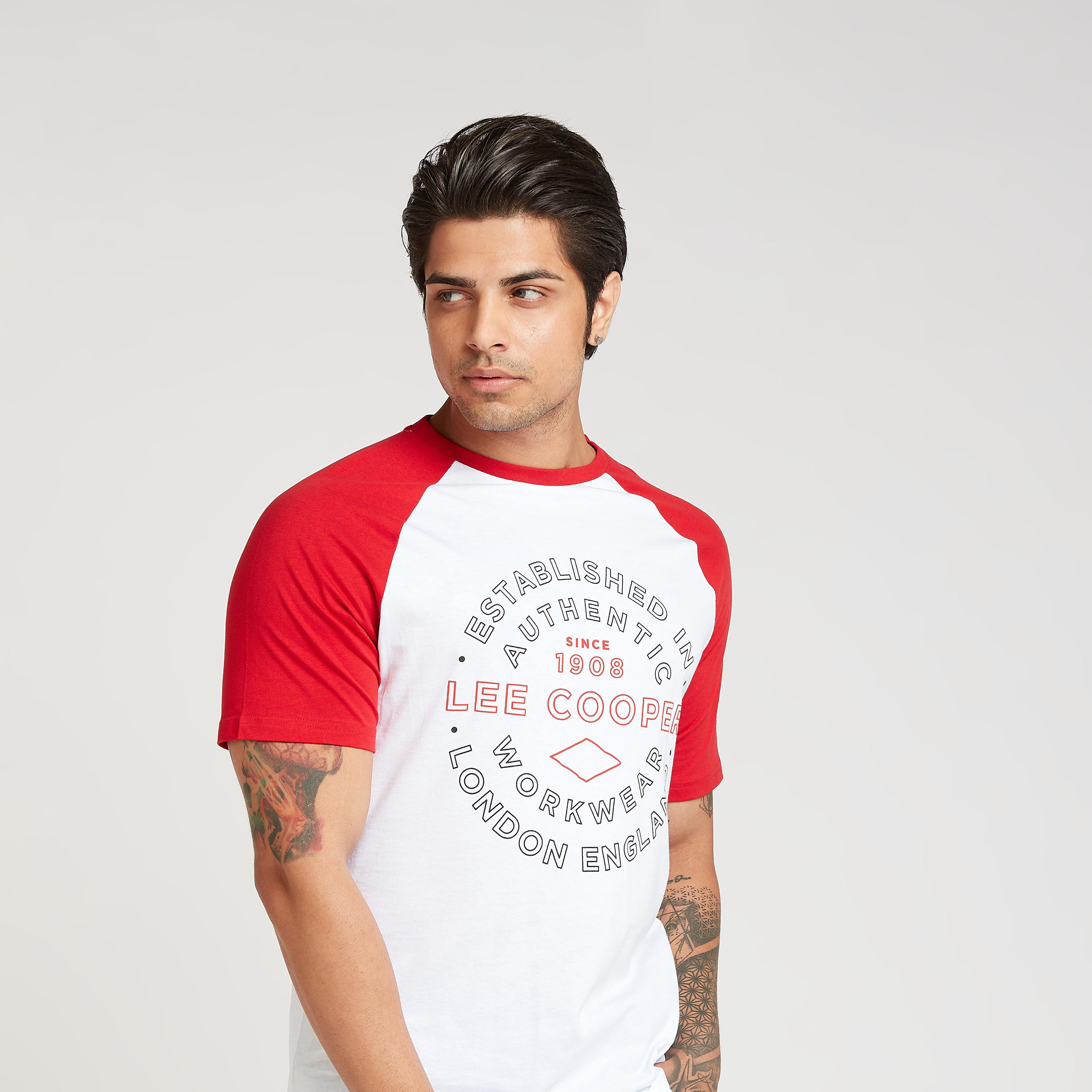 تيشيرت بياقة ضيقة وأكمام مغايرة وطبعات من لي كوبر-men-clothing-tshirtsandpolos-tshirts-image-5
