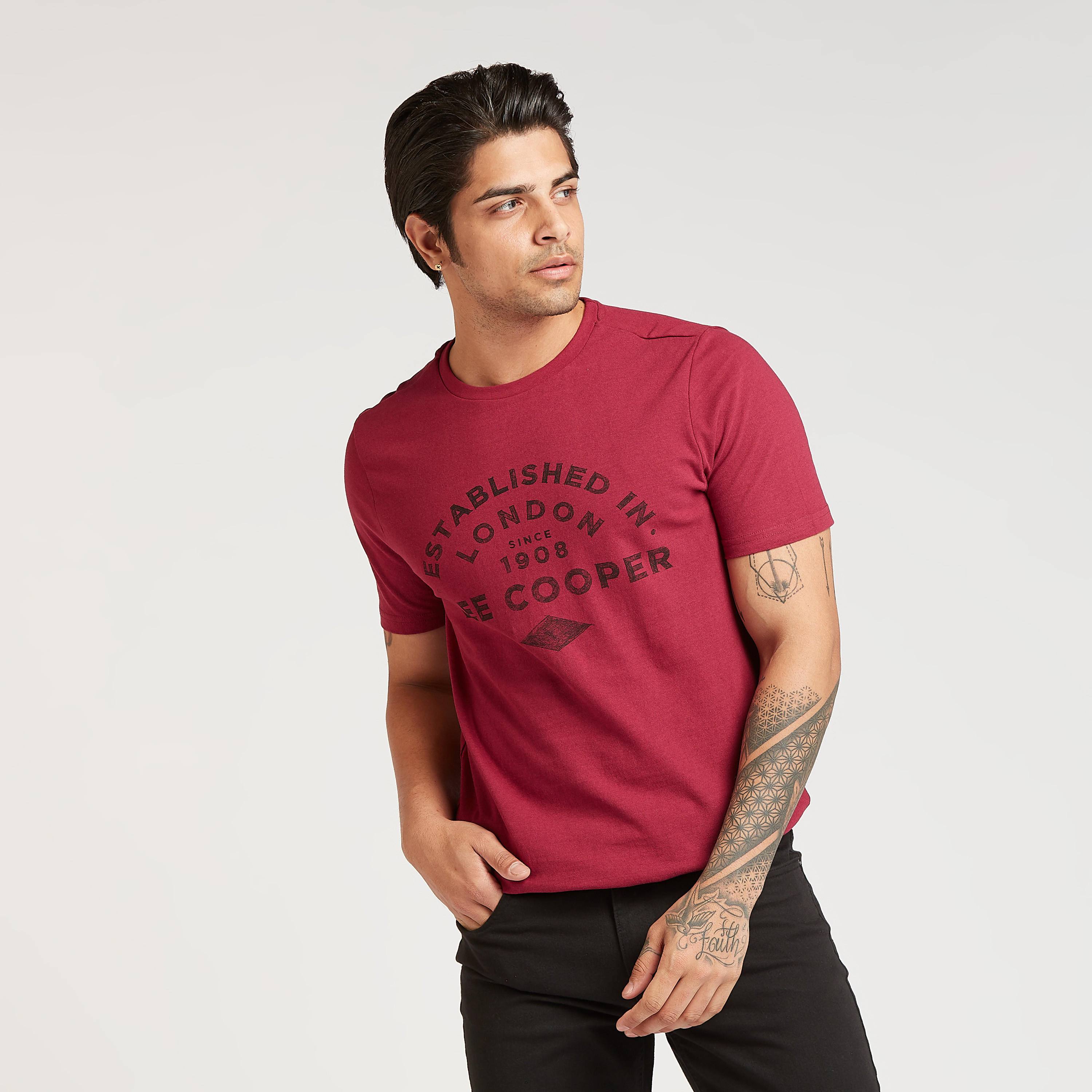 تيشيرت بياقة ضيّقة وأكمام قصيرة وطبعات من لي كوبر-men-clothing-tshirtsandpolos-tshirts-image-1