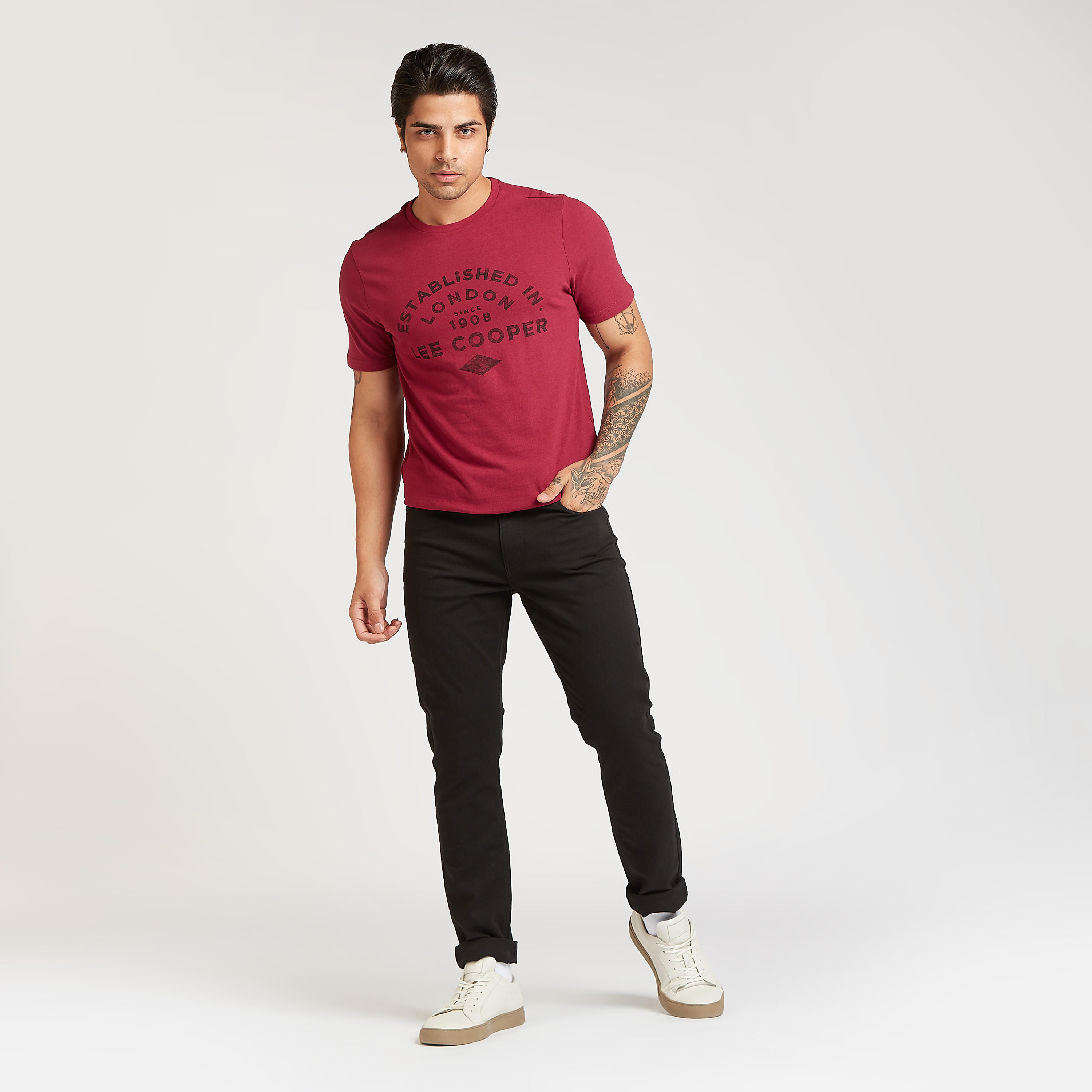 تيشيرت بياقة ضيّقة وأكمام قصيرة وطبعات من لي كوبر-men-clothing-tshirtsandpolos-tshirts-image-2