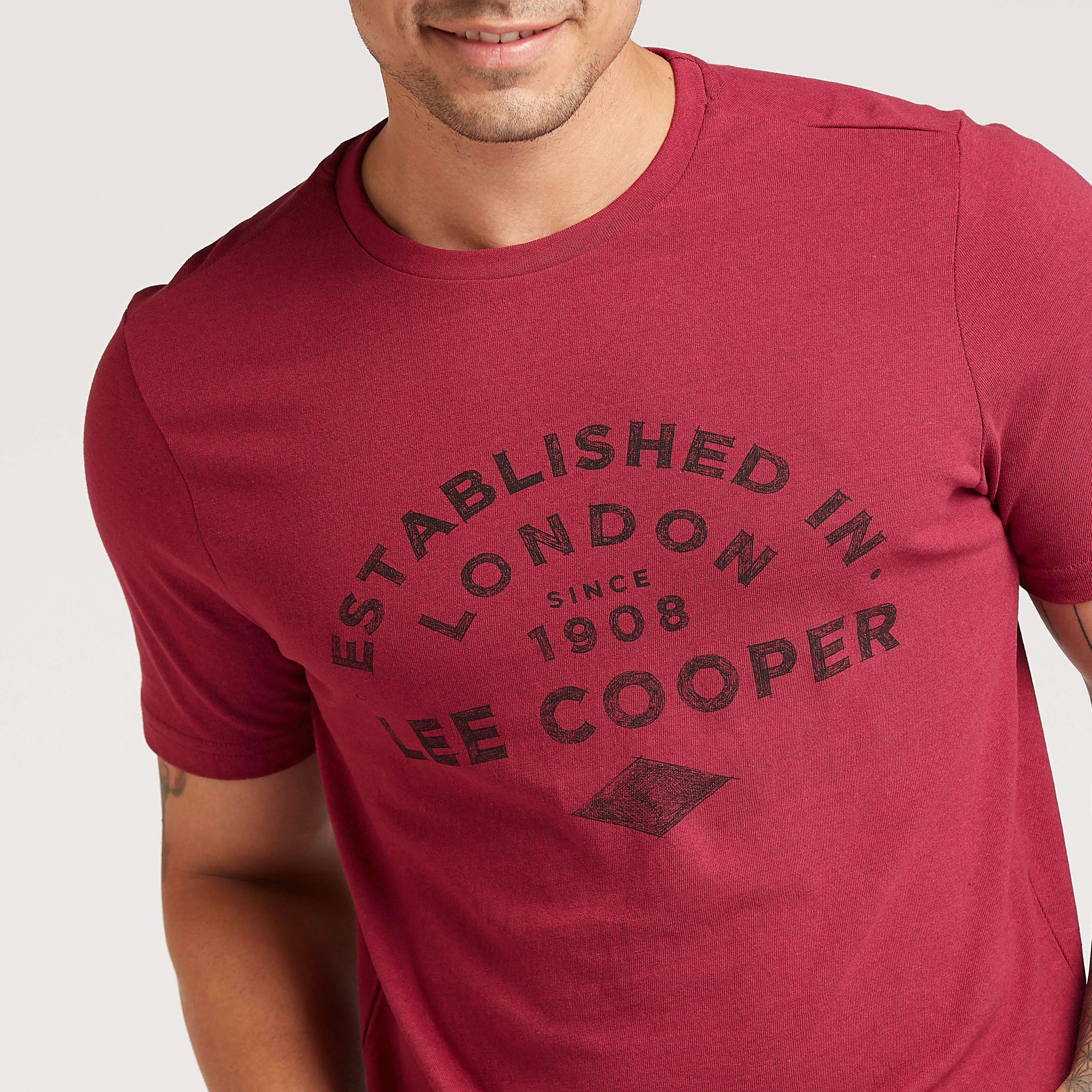 تيشيرت بياقة ضيّقة وأكمام قصيرة وطبعات من لي كوبر-men-clothing-tshirtsandpolos-tshirts-image-3