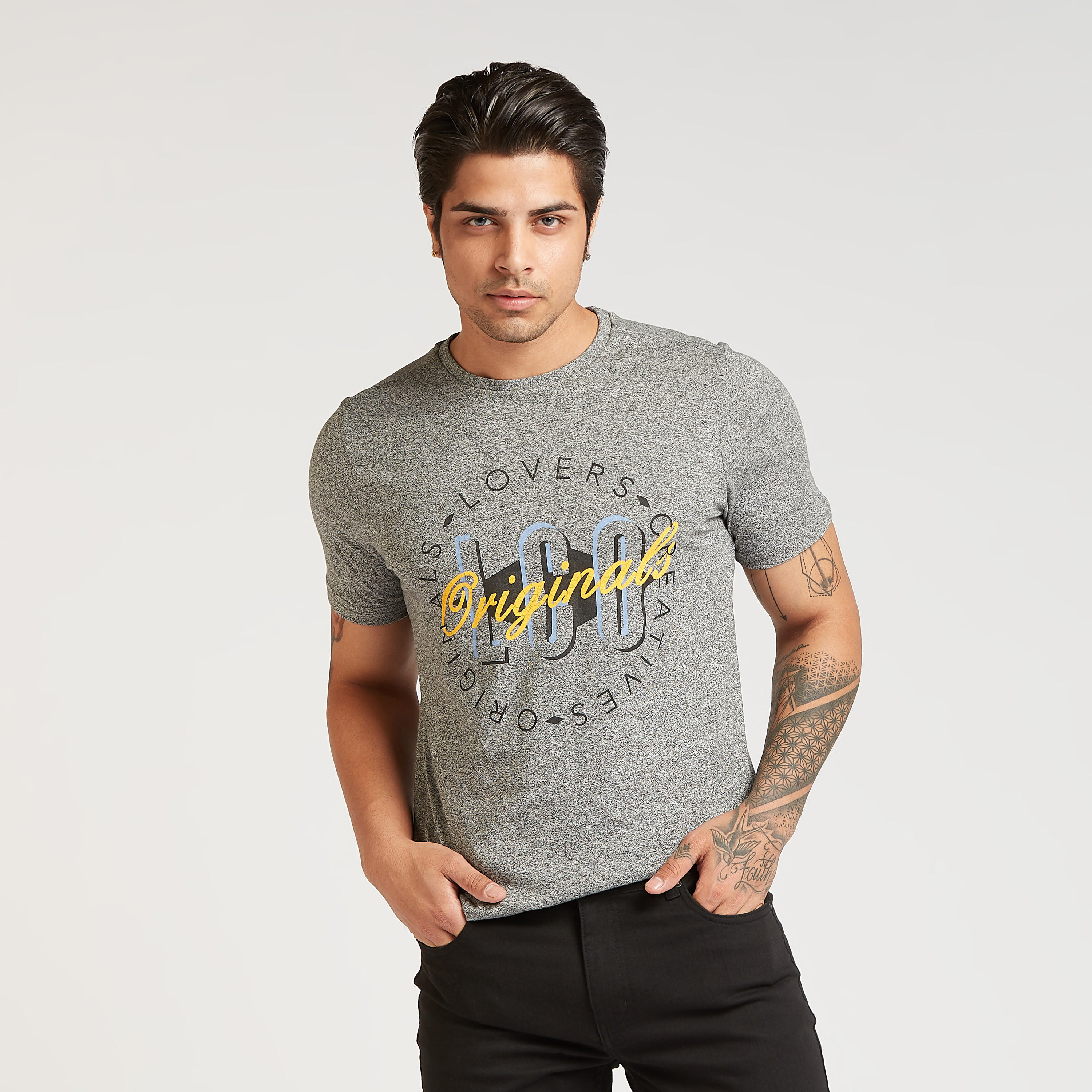 تيشيرت بياقة ضيّقة وأكمام قصيرة وطبعات من لي كوبر-men-clothing-tshirtsandpolos-tshirts-image-1