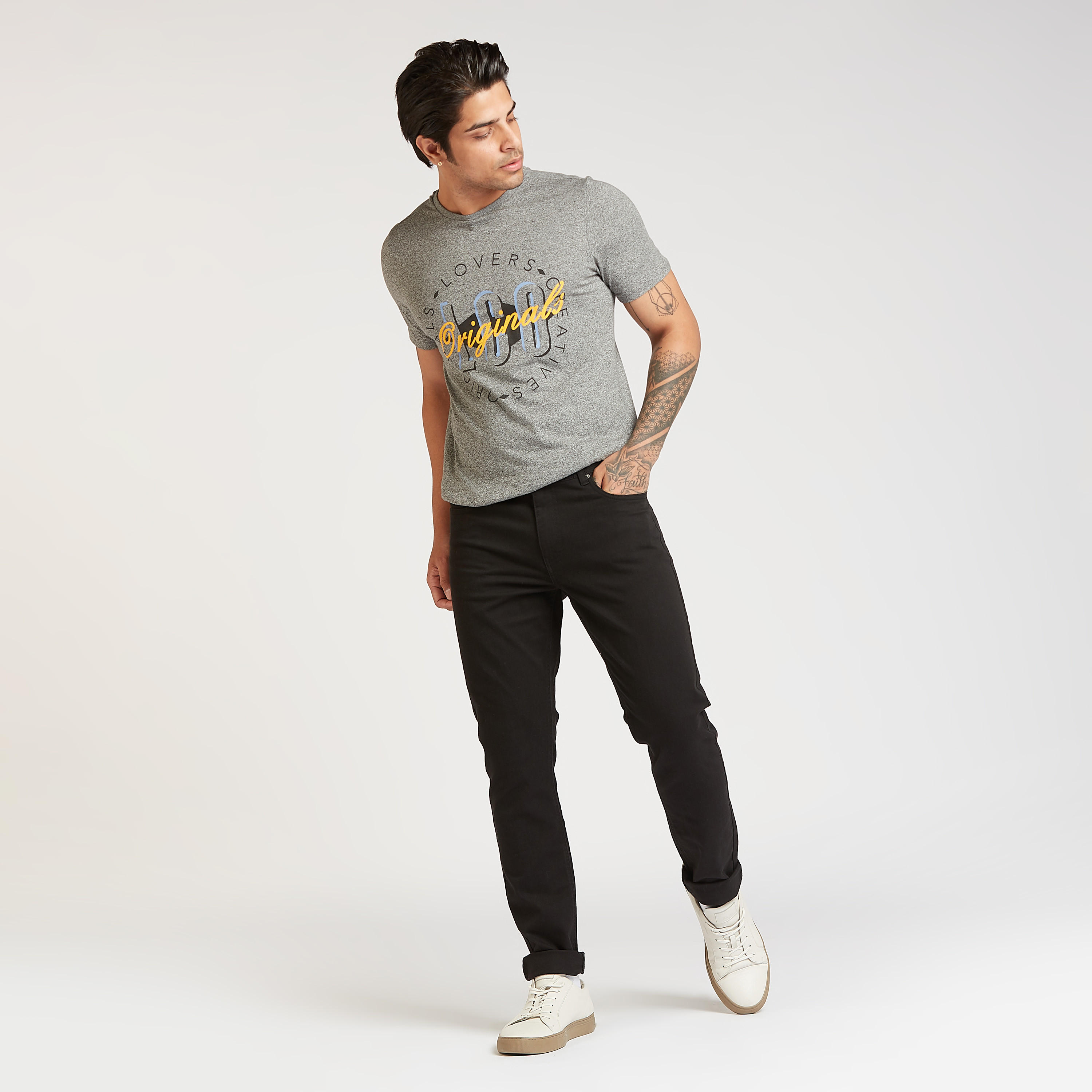 تيشيرت بياقة ضيّقة وأكمام قصيرة وطبعات من لي كوبر-men-clothing-tshirtsandpolos-tshirts-image-2