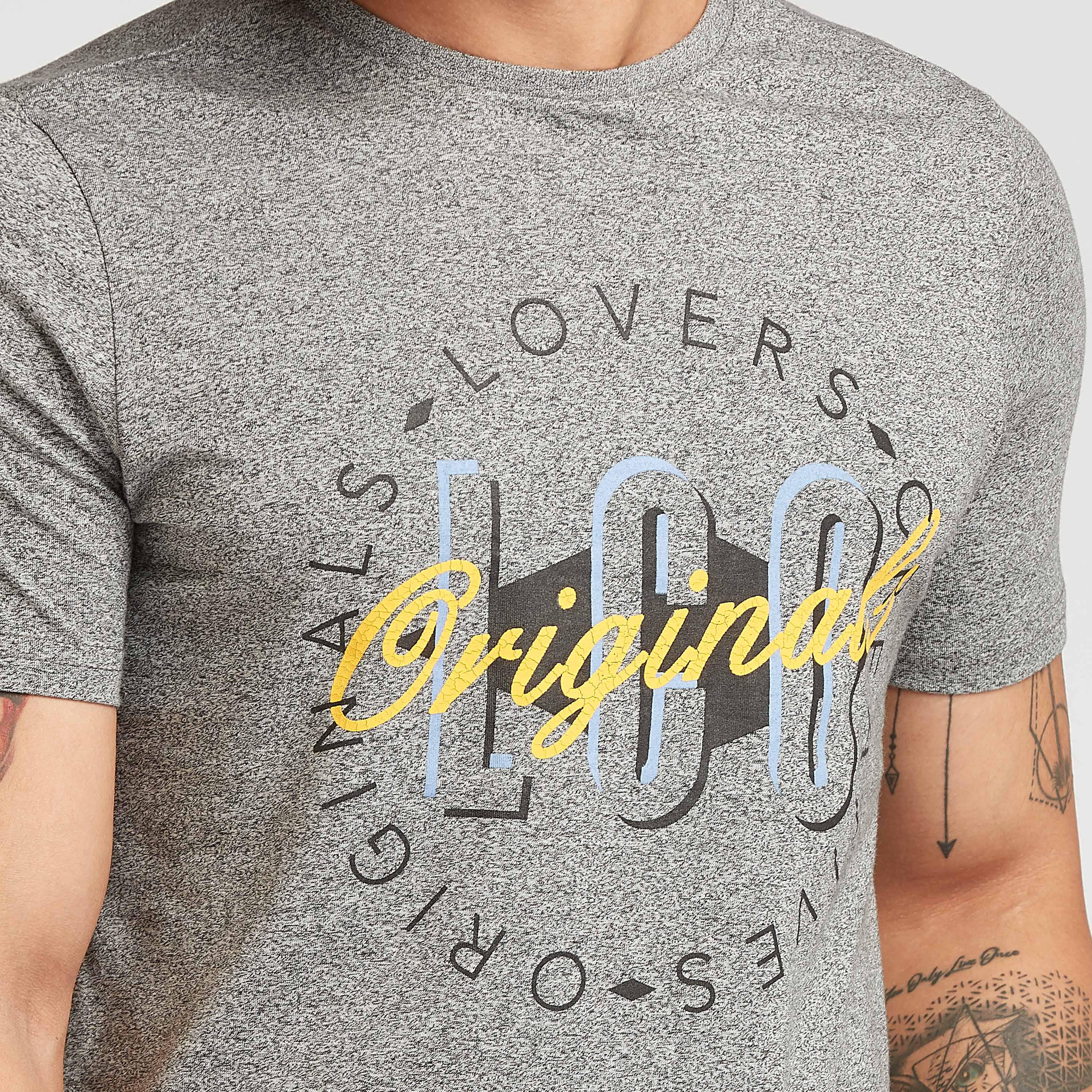 تيشيرت بياقة ضيّقة وأكمام قصيرة وطبعات من لي كوبر-men-clothing-tshirtsandpolos-tshirts-image-3